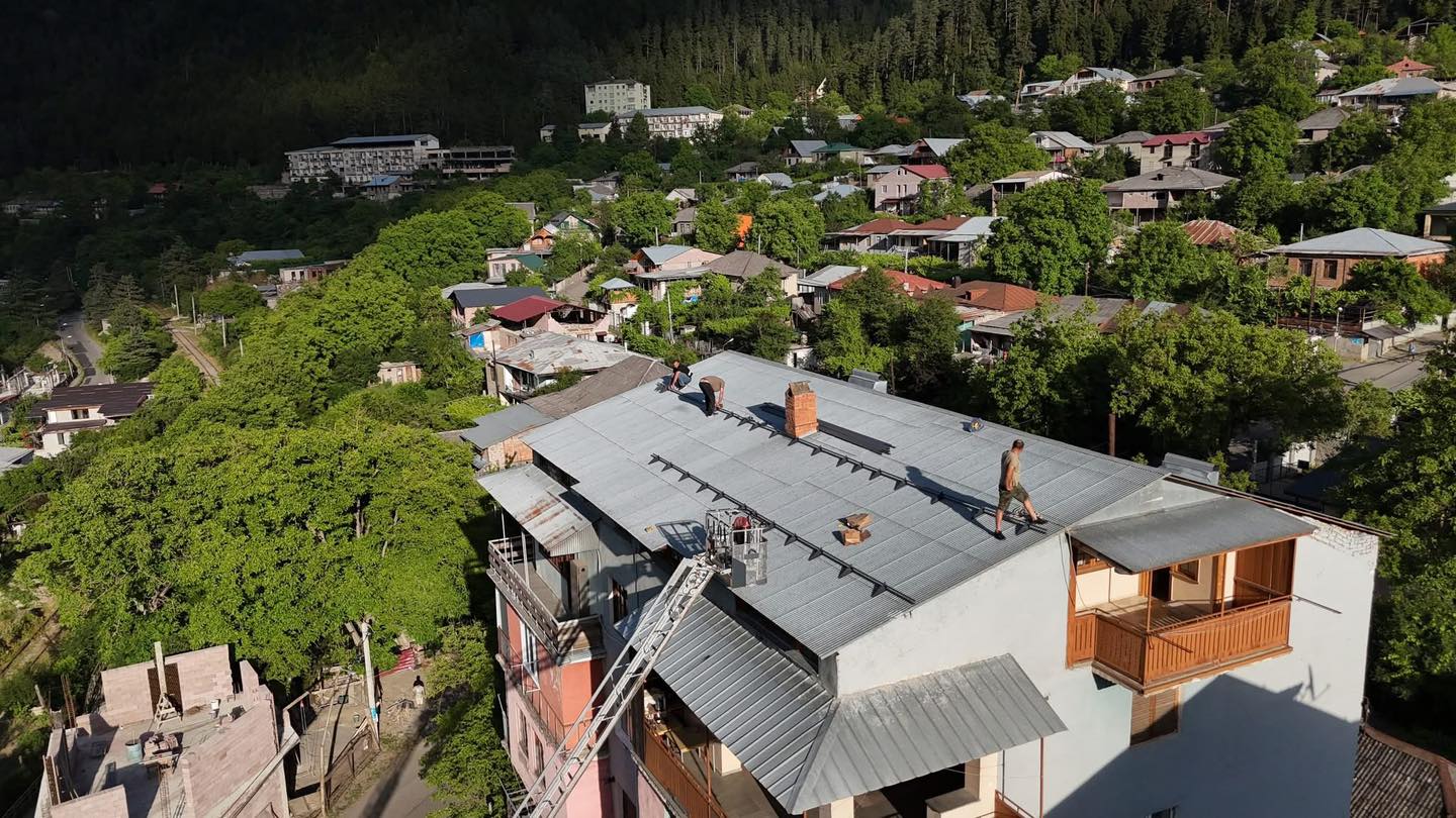 <p style="text-align: justify">ბორჯომის მუნიციპალიტეტის დაფინანსებით, ხუთი საცხოვრებელი სახლის სახურავის რეაბილიტაცია მიმდინარეობს.</p><p style="text-align: justify">პროექტი „ბინათმესაკუთრეთა ამხანაგობის ხელშეწყობის“ პროგრამის ფარგლებში ხორციელდება.</p><p style="text-align: justify">მუნიციპალიტეტის მერიის ინფორმაციით, ამ ეტაპზე, სამი საცხოვრებელი სახლის სახურავის რეაბილიტაცია დასკვნით ფაზაშია, ხოლო ორ მისამართზე სარეაბილიტაციო სამუშაოები ინტენსიურ რეჟიმში მიმდინარეობს.</p>