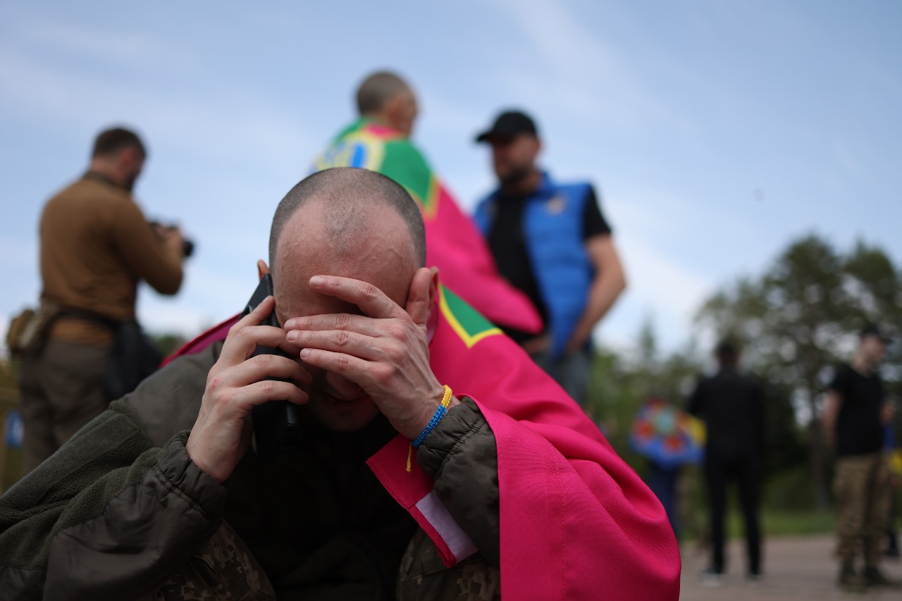 <p style="text-align: justify">უკრაინამ და რუსეთმა 14 ივნისს, ტყვეთა მორიგი გაცვლა განახორციელეს. ეს მიმდინარე კვირაში მეოთხე გაცვლაა.</p><p style="text-align: justify">უკრაინის პრეზიდენტის ვოლოდიმირ ზელენსკის განცხადებით, გათავისუფლებულთა შორის ბევრია, ვინც 2022 წლიდან ტყვეობაში იმყოფებოდა. ესენი არიან უკრაინის შეიარაღებული ძალების, ეროვნული გვარდიის, სახელმწიფო სასაზღვრო სამსახურისა და სახელმწიფო სპეციალური სატრანსპორტო სამსახურის ჯარისკაცები.</p><p style="text-align: justify">სამხედრო ტყვეების მოპყრობის საკოორდინაციო შტაბმა განმარტა, რომ დაჭრილი და ჯანმრთელობის პრობლემების მქონე ჯარისკაცები სახლში დააბრუნეს. დღეს გათავისუფლებული დამცველების მნიშვნელოვანი ნაწილი მარიუპოლის დაცვის დროს დაატყვევეს.</p><p style="text-align: justify">დღეს გათავისუფლებული ჯარისკაცების უმეტესობა ოფიცერია. ასევე, გათავისუფლებულთაგან ზოგიერთი 25 წლამდე ასაკისაა.</p><p style="text-align: justify">სამშობლოში დონეცკის, ზაპოროჟიეს, ლუგანსკის, ხერსონის, ხარკოვის, სუმისა და კურსკის მიმართულებით მებრძოლი უკრაინელები დაბრუნდნენ.</p><p style="text-align: justify">როგორც ადამიანის უფლებათა დამცველმა დიმიტრი ლუბინეცმა განაცხადა, დაბრუნებული ჯარისკაცებიდან ყველაზე უფროსი 63 წლისაა, ყველაზე ახალგაზრდა კი - 21 წლის. გათავისუფლებულებს შორის არიან ისინიც, ვინც დაკარგულად ითვლებოდნენ.</p><p style="text-align: justify">სტამბოლში, მოლაპარაკებების მეორე რაუნდის დროს, უკრაინა და რუსეთი ტყვეთა ფართომასშტაბიან გაცვლაზე შეთანხმდნენ. მხარეები შეთანხმდნენ დაჭრილი და მძიმედ დაავადებული სამხედრო ტყვეების, ასევე 18-დან 25 წლამდე ასაკის ყველა სამხედრო მოსამსახურის გაცვლაზე.</p><p style="text-align: justify">გარდა ამისა, უკრაინა და რუსეთის ფედერაცია შეთანხმდნენ გარდაცვლილთა ცხედრების გაცვლაზე "6000/6000"-ზე ფორმატით. ცხედრების დაბრუნება 11 და 13 ივნისს, ასევე დღეს, 14 ივნისს მოხდა. სულ უკრაინაში უკვე 3600-ზე მეტი დაღუპულის ცხედარი დააბრუნეს.</p><div class="iframe-wrapper"><iframe src="https://www.facebook.com/plugins/post.php?href=https%3A%2F%2Fwww.facebook.com%2Fzelenskyy.official%2Fposts%2Fpfbid0B2gmU6dsKsnkPM3tYWwi3ijPLVzyL9ZgvPFLek3rekYcp9kcRWFA6RMAgg8Xk3ibl&amp;show_text=true&amp;width=500" frameborder="0" allowfullscreen="true" width="500" height="793" title="Embedded content" allow="autoplay; clipboard-write; encrypted-media; picture-in-picture; web-share" scrolling="no" style="border:none;overflow:hidden"></iframe></div>