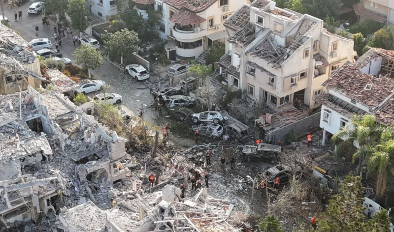 <p style="text-align: justify">ირანმა ისრაელზე მასშტაბური სარაკეტო თავდასხმა განახორციელა. არიან დაღუპულები და დაშავებულები. რამდენიმე ქალაქს სერიოზული ზიანი მიადგა, ერთ-ერთი ყველაზე დაზიანებული ქალაქია რამათ-განი, თელ-ავივის მახლობლად, ასევე მნიშვნელოვანი ზარალია ქალაქ რიშონ ლეზიონში სარაკეტო დარტყმის შედეგად. ეს სიდიდით მეოთხე ქალაქია ისრაელში.</p><p style="text-align: justify">ირანის მიერ კიდევ ერთი მასშტაბური თავდასხმის შემდეგ ისრაელში სულ მცირე სამი ადამიანის დაღუპვა დადასტურდა. თავდასხმის შედეგად 63 ადამიანი დაშავდა.</p><p style="text-align: justify">ისრაელის ოფიციალური პირების ცნობით, ორი ადამიანი დაიღუპა, როდესაც ცენტრალური ისრაელის საცხოვრებელ უბანზე პირდაპირი დარტყმა განხორციელდა. ერთი ქალი კი, რომელიც გუშინ რაკეტის ნამსხვრევებით მძიმედ დაიჭრა, შაბათს დილით ადრე გარდაიცვალა.</p><p style="text-align: justify">ირანმა სულ მცირე 150 რაკეტა ისროლა, რომელთაგან ზოგიერთი ჩაჭრეს. ეს თავდასხმა ესკალაციის მთელი პერიოდის განმავლობაში ერთ-ერთი ყველაზე ძლიერი იყო.</p><p style="text-align: justify">რეგიონში სიტუაცია კვლავ დაძაბული რჩება.</p><p style="text-align: justify">ათობით სასწრაფო დახმარების ეკიპაჟი მუშაობს თელ-ავივში, რამათ-განსა და სხვა ქალაქებში, აგრძელებს ნანგრევების გაწმენდას და დაშავებულების ძებნას. ისრაელის ხელისუფლება ემზადება შესაძლო განმეორებითი თავდასხმებისთვის და მოქალაქეებს მოუწოდებს, არ უგულებელყონ განგაშის სიგნალები.</p><p style="text-align: justify">13 ივნისს ისრაელის არმიამ ირანს რაკეტებით შეუტია. დარტყმების შედეგად, დიდი რაოდენობით სამხედრო ობიექტი დაზიანდა და განადგურდა.</p><p style="text-align: justify">ისრაელის სამიზნე ირანის ბირთვული ობიექტები იყო. საუბარია ნატანზს და ფორდოუში მდებარე ურანის გამდიდრების ქარხნებზე.</p><p style="text-align: justify">ეს მოხდა მას შემდეგ, რაც აშშ-მა და ირანმა ახალ ბირთვულ შეთანხმებაზე შეთანხმება ვერ შეძლეს.</p>