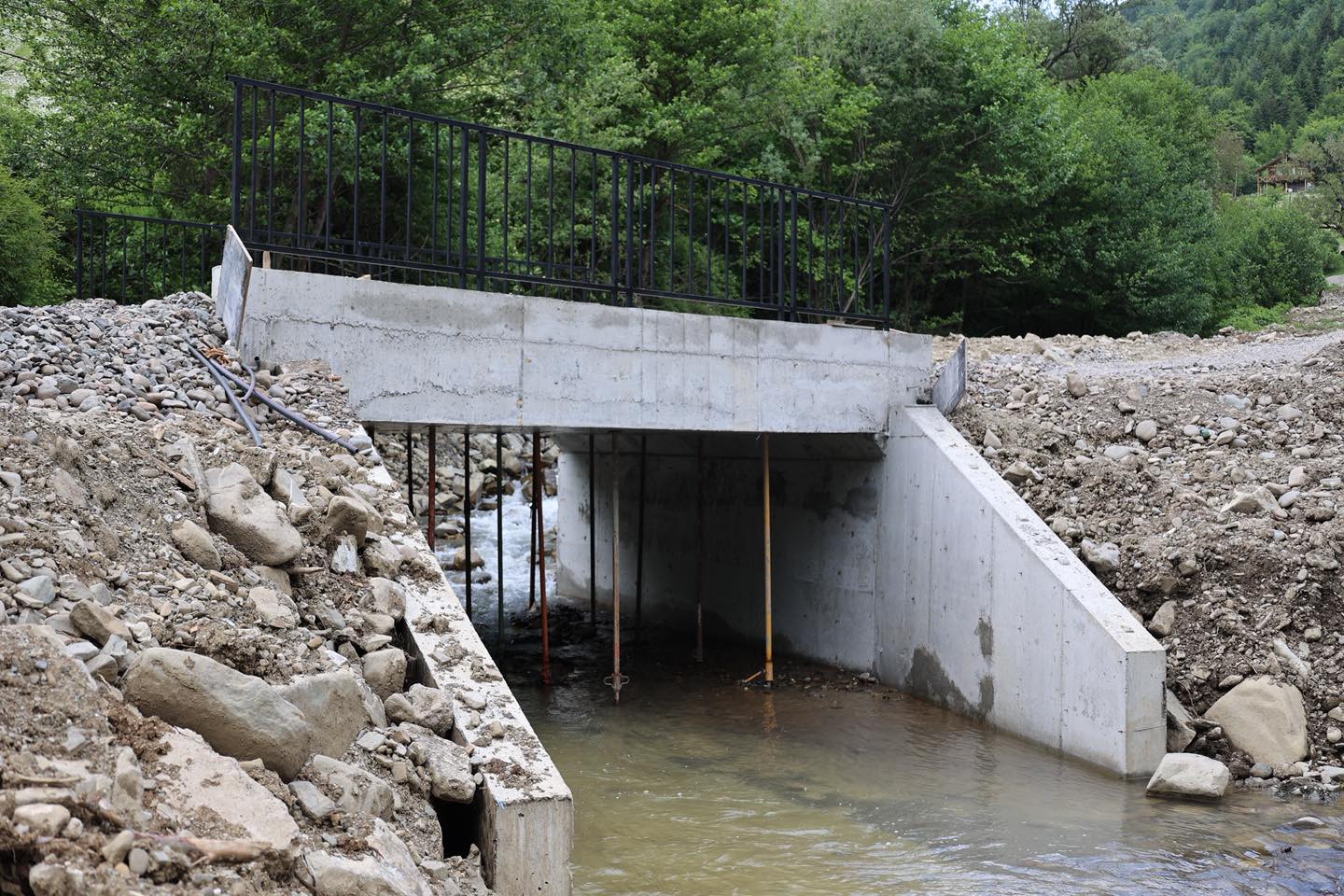 <p style="text-align: justify">ბორჯომის მუნიციპალიტეტის მერმა ოთარ არბოლიშვილმა, მერის მოადგილე გიორგი ტაბატაძესთან და ადგილობრივი თვითმმართველობის წარმომადგენლებთან ერთად, დაბა ახალდაბასა და სოფელ ყვიბისში მიმდინარე ინფრასტრუქტურული პროექტები დაათვალიერა.</p><p style="text-align: justify">მუნიციპალიტეტის მერიის ინფორმაციით, სოფელ ყვიბისში, მამათა მონასტერთან მისასვლელი გზის რეაბილიტაციის მეორე ეტაპით გათვალისწინებული სამუშაოები მიმდინარეობს.</p><p style="text-align: justify">დაბა ახალდაბაში კი ასფალტის ახალი საფარი ე.წ. „ნეძვის გზის“ 2.2 კმ-იან მონაკვეთზე იგება.</p><p style="text-align: justify">ამასთან, ახალდაბაში, ბორჯომის ქუჩაზე, თანამედროვე სტანდარტების შესაბამისი სპორტული მოედანი და სკვერი ეწყობა. პროექტი ტერიტორიის გამწვანებას, ატრაქციონების, ფანჩატურის, გარე განათების სისტემების დამონტაჟებას, წყლისა და წყალარინების ქსელის მოწყობას ითვალისწინებს.</p>