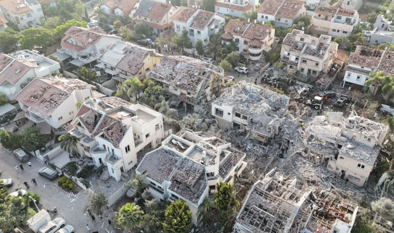 <p style="text-align: justify">ირანმა ისრაელზე მასშტაბური სარაკეტო თავდასხმა განახორციელა. არიან დაღუპულები და დაშავებულები. რამდენიმე ქალაქს სერიოზული ზიანი მიადგა, ერთ-ერთი ყველაზე დაზიანებული ქალაქია რამათ-განი, თელ-ავივის მახლობლად, ასევე მნიშვნელოვანი ზარალია ქალაქ რიშონ ლეზიონში სარაკეტო დარტყმის შედეგად. ეს სიდიდით მეოთხე ქალაქია ისრაელში.</p><p style="text-align: justify">ირანის მიერ კიდევ ერთი მასშტაბური თავდასხმის შემდეგ ისრაელში სულ მცირე სამი ადამიანის დაღუპვა დადასტურდა. თავდასხმის შედეგად 63 ადამიანი დაშავდა.</p><p style="text-align: justify">ისრაელის ოფიციალური პირების ცნობით, ორი ადამიანი დაიღუპა, როდესაც ცენტრალური ისრაელის საცხოვრებელ უბანზე პირდაპირი დარტყმა განხორციელდა. ერთი ქალი კი, რომელიც გუშინ რაკეტის ნამსხვრევებით მძიმედ დაიჭრა, შაბათს დილით ადრე გარდაიცვალა.</p><p style="text-align: justify">ირანმა სულ მცირე 150 რაკეტა ისროლა, რომელთაგან ზოგიერთი ჩაჭრეს. ეს თავდასხმა ესკალაციის მთელი პერიოდის განმავლობაში ერთ-ერთი ყველაზე ძლიერი იყო.</p><p style="text-align: justify">რეგიონში სიტუაცია კვლავ დაძაბული რჩება.</p><p style="text-align: justify">ათობით სასწრაფო დახმარების ეკიპაჟი მუშაობს თელ-ავივში, რამათ-განსა და სხვა ქალაქებში, აგრძელებს ნანგრევების გაწმენდას და დაშავებულების ძებნას. ისრაელის ხელისუფლება ემზადება შესაძლო განმეორებითი თავდასხმებისთვის და მოქალაქეებს მოუწოდებს, არ უგულებელყონ განგაშის სიგნალები.</p><p style="text-align: justify">13 ივნისს ისრაელის არმიამ ირანს რაკეტებით შეუტია. დარტყმების შედეგად, დიდი რაოდენობით სამხედრო ობიექტი დაზიანდა და განადგურდა.</p><p style="text-align: justify">ისრაელის სამიზნე ირანის ბირთვული ობიექტები იყო. საუბარია ნატანზს და ფორდოუში მდებარე ურანის გამდიდრების ქარხნებზე.</p><p style="text-align: justify">ეს მოხდა მას შემდეგ, რაც აშშ-მა და ირანმა ახალ ბირთვულ შეთანხმებაზე შეთანხმება ვერ შეძლეს.</p>