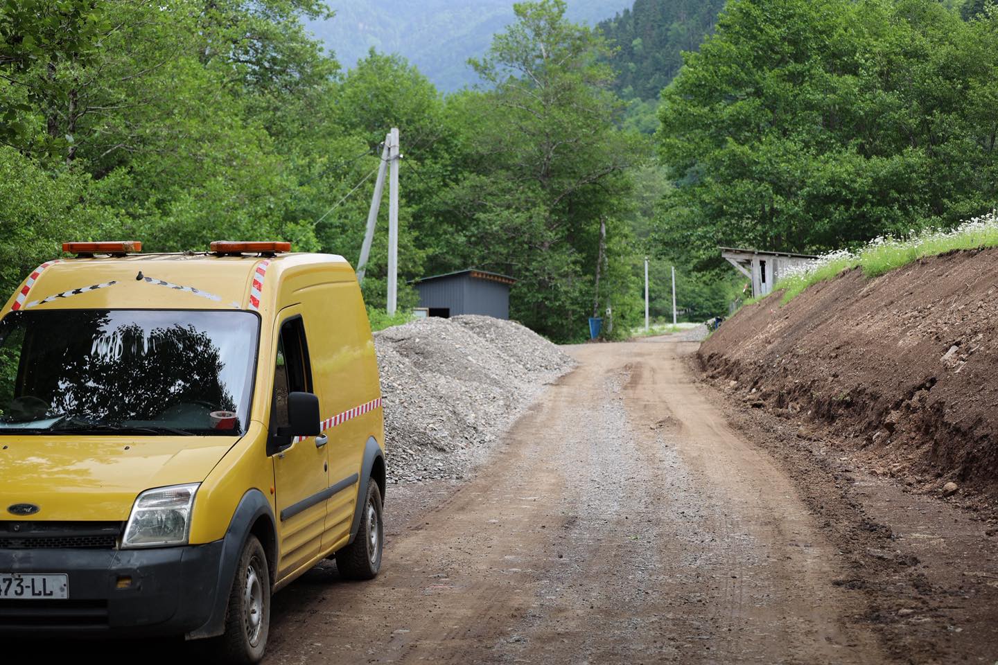 <p style="text-align: justify">ბორჯომის მუნიციპალიტეტის მერმა ოთარ არბოლიშვილმა, მერის მოადგილე გიორგი ტაბატაძესთან და ადგილობრივი თვითმმართველობის წარმომადგენლებთან ერთად, დაბა ახალდაბასა და სოფელ ყვიბისში მიმდინარე ინფრასტრუქტურული პროექტები დაათვალიერა.</p><p style="text-align: justify">მუნიციპალიტეტის მერიის ინფორმაციით, სოფელ ყვიბისში, მამათა მონასტერთან მისასვლელი გზის რეაბილიტაციის მეორე ეტაპით გათვალისწინებული სამუშაოები მიმდინარეობს.</p><p style="text-align: justify">დაბა ახალდაბაში კი ასფალტის ახალი საფარი ე.წ. „ნეძვის გზის“ 2.2 კმ-იან მონაკვეთზე იგება.</p><p style="text-align: justify">ამასთან, ახალდაბაში, ბორჯომის ქუჩაზე, თანამედროვე სტანდარტების შესაბამისი სპორტული მოედანი და სკვერი ეწყობა. პროექტი ტერიტორიის გამწვანებას, ატრაქციონების, ფანჩატურის, გარე განათების სისტემების დამონტაჟებას, წყლისა და წყალარინების ქსელის მოწყობას ითვალისწინებს.</p>