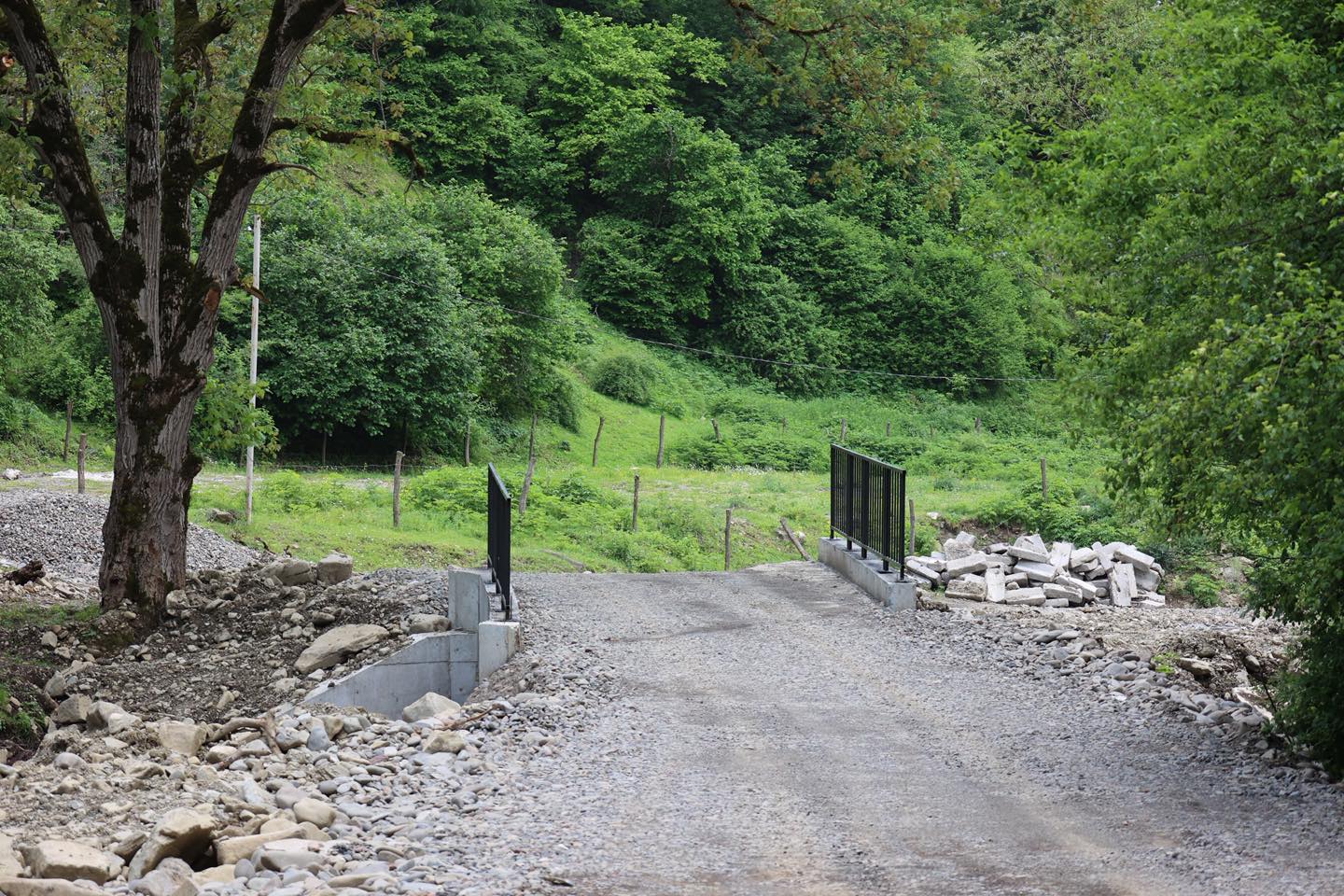 <p style="text-align: justify">ბორჯომის მუნიციპალიტეტის მერმა ოთარ არბოლიშვილმა, მერის მოადგილე გიორგი ტაბატაძესთან და ადგილობრივი თვითმმართველობის წარმომადგენლებთან ერთად, დაბა ახალდაბასა და სოფელ ყვიბისში მიმდინარე ინფრასტრუქტურული პროექტები დაათვალიერა.</p><p style="text-align: justify">მუნიციპალიტეტის მერიის ინფორმაციით, სოფელ ყვიბისში, მამათა მონასტერთან მისასვლელი გზის რეაბილიტაციის მეორე ეტაპით გათვალისწინებული სამუშაოები მიმდინარეობს.</p><p style="text-align: justify">დაბა ახალდაბაში კი ასფალტის ახალი საფარი ე.წ. „ნეძვის გზის“ 2.2 კმ-იან მონაკვეთზე იგება.</p><p style="text-align: justify">ამასთან, ახალდაბაში, ბორჯომის ქუჩაზე, თანამედროვე სტანდარტების შესაბამისი სპორტული მოედანი და სკვერი ეწყობა. პროექტი ტერიტორიის გამწვანებას, ატრაქციონების, ფანჩატურის, გარე განათების სისტემების დამონტაჟებას, წყლისა და წყალარინების ქსელის მოწყობას ითვალისწინებს.</p>