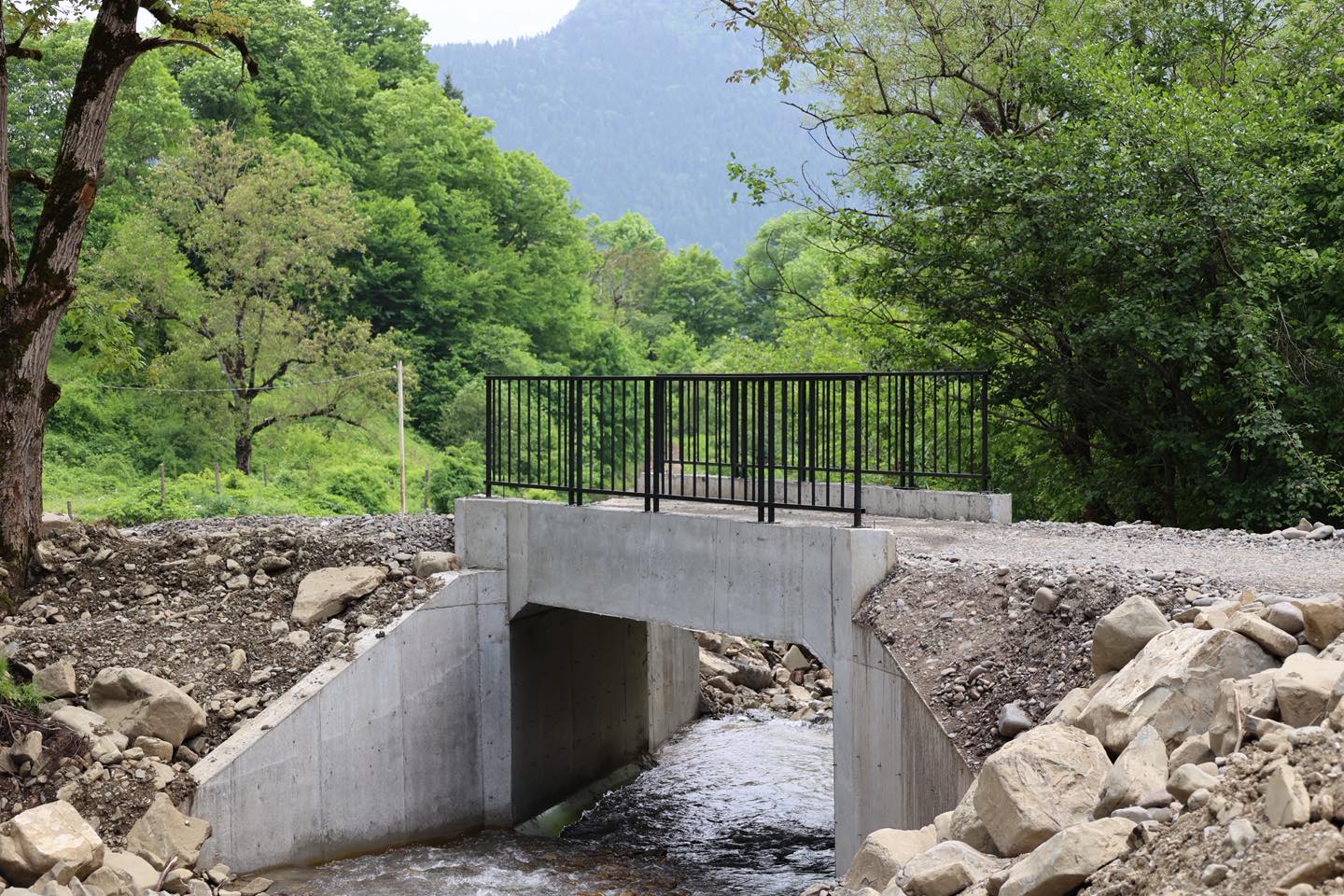 <p style="text-align: justify">ბორჯომის მუნიციპალიტეტის მერმა ოთარ არბოლიშვილმა, მერის მოადგილე გიორგი ტაბატაძესთან და ადგილობრივი თვითმმართველობის წარმომადგენლებთან ერთად, დაბა ახალდაბასა და სოფელ ყვიბისში მიმდინარე ინფრასტრუქტურული პროექტები დაათვალიერა.</p><p style="text-align: justify">მუნიციპალიტეტის მერიის ინფორმაციით, სოფელ ყვიბისში, მამათა მონასტერთან მისასვლელი გზის რეაბილიტაციის მეორე ეტაპით გათვალისწინებული სამუშაოები მიმდინარეობს.</p><p style="text-align: justify">დაბა ახალდაბაში კი ასფალტის ახალი საფარი ე.წ. „ნეძვის გზის“ 2.2 კმ-იან მონაკვეთზე იგება.</p><p style="text-align: justify">ამასთან, ახალდაბაში, ბორჯომის ქუჩაზე, თანამედროვე სტანდარტების შესაბამისი სპორტული მოედანი და სკვერი ეწყობა. პროექტი ტერიტორიის გამწვანებას, ატრაქციონების, ფანჩატურის, გარე განათების სისტემების დამონტაჟებას, წყლისა და წყალარინების ქსელის მოწყობას ითვალისწინებს.</p>