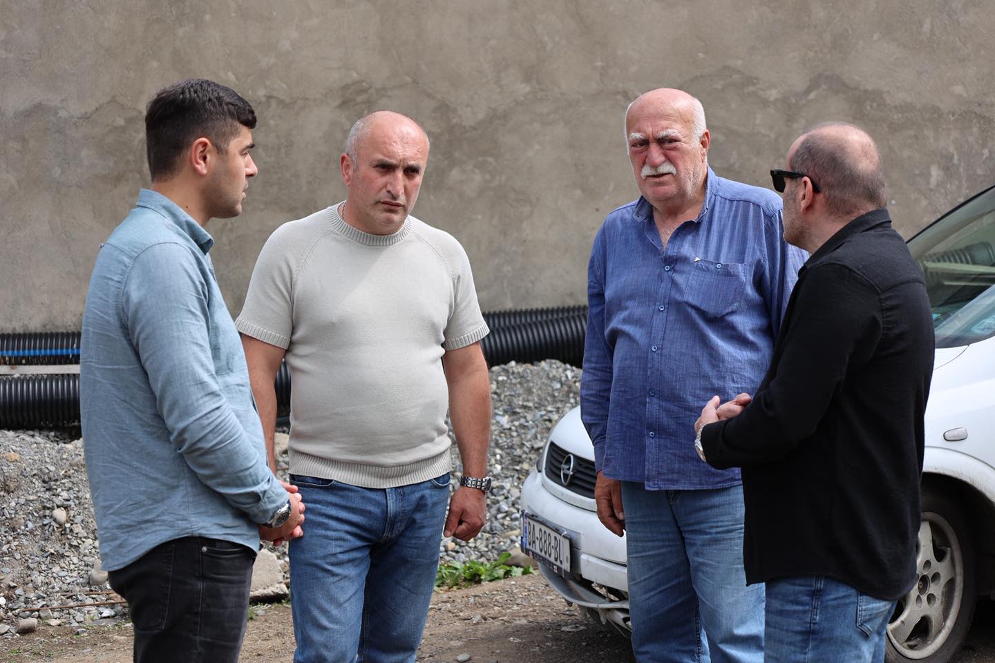 <p style="text-align: justify">ბორჯომის მუნიციპალიტეტის მერმა ოთარ არბოლიშვილმა, მერის მოადგილე გიორგი ტაბატაძესთან და ადგილობრივი თვითმმართველობის წარმომადგენლებთან ერთად, დაბა ახალდაბასა და სოფელ ყვიბისში მიმდინარე ინფრასტრუქტურული პროექტები დაათვალიერა.</p><p style="text-align: justify">მუნიციპალიტეტის მერიის ინფორმაციით, სოფელ ყვიბისში, მამათა მონასტერთან მისასვლელი გზის რეაბილიტაციის მეორე ეტაპით გათვალისწინებული სამუშაოები მიმდინარეობს.</p><p style="text-align: justify">დაბა ახალდაბაში კი ასფალტის ახალი საფარი ე.წ. „ნეძვის გზის“ 2.2 კმ-იან მონაკვეთზე იგება.</p><p style="text-align: justify">ამასთან, ახალდაბაში, ბორჯომის ქუჩაზე, თანამედროვე სტანდარტების შესაბამისი სპორტული მოედანი და სკვერი ეწყობა. პროექტი ტერიტორიის გამწვანებას, ატრაქციონების, ფანჩატურის, გარე განათების სისტემების დამონტაჟებას, წყლისა და წყალარინების ქსელის მოწყობას ითვალისწინებს.</p>