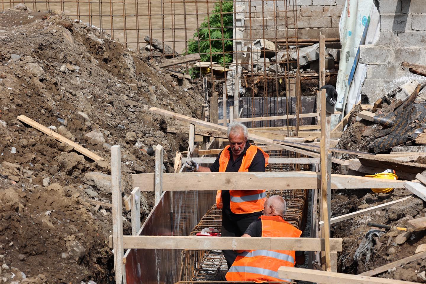 <p style="text-align: justify">ბორჯომის მუნიციპალიტეტის მერმა ოთარ არბოლიშვილმა, მერის მოადგილე გიორგი ტაბატაძესთან და ადგილობრივი თვითმმართველობის წარმომადგენლებთან ერთად, დაბა ახალდაბასა და სოფელ ყვიბისში მიმდინარე ინფრასტრუქტურული პროექტები დაათვალიერა.</p><p style="text-align: justify">მუნიციპალიტეტის მერიის ინფორმაციით, სოფელ ყვიბისში, მამათა მონასტერთან მისასვლელი გზის რეაბილიტაციის მეორე ეტაპით გათვალისწინებული სამუშაოები მიმდინარეობს.</p><p style="text-align: justify">დაბა ახალდაბაში კი ასფალტის ახალი საფარი ე.წ. „ნეძვის გზის“ 2.2 კმ-იან მონაკვეთზე იგება.</p><p style="text-align: justify">ამასთან, ახალდაბაში, ბორჯომის ქუჩაზე, თანამედროვე სტანდარტების შესაბამისი სპორტული მოედანი და სკვერი ეწყობა. პროექტი ტერიტორიის გამწვანებას, ატრაქციონების, ფანჩატურის, გარე განათების სისტემების დამონტაჟებას, წყლისა და წყალარინების ქსელის მოწყობას ითვალისწინებს.</p>