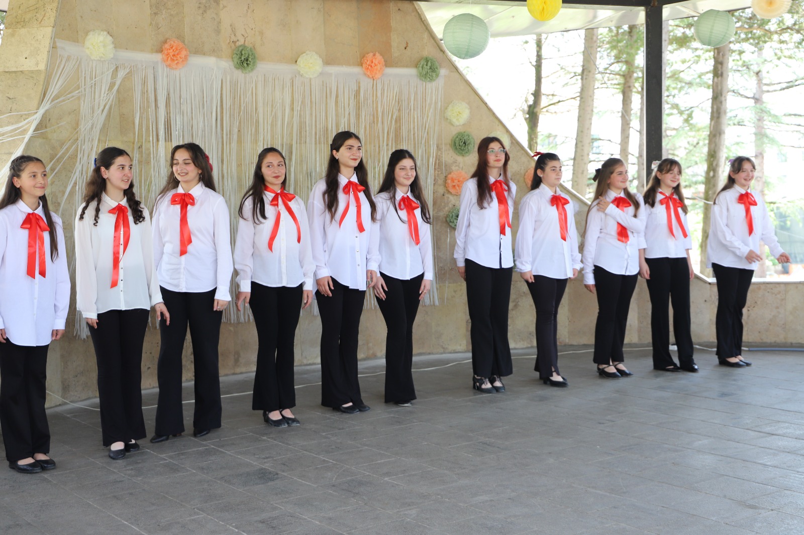 <p style="text-align: justify">თერჯოლაში ბავშვთა დაცვის საერთაშორისო დღესთან დაკავშირებით, სხვადასხვა გასართობი და შემეცნებითი ღონისძიება ჩატარდა.</p><p style="text-align: justify">მუნიციპალიტეტის მერიის ორგანიზებით, ლაშა გოგიაშვილის სახელობის სკვერში მოეწყო ბავშვთა გასართობი სივრცე, მრავალფეროვანი ატრაქციონებით - გასაბერი და სპორტული ბატუტი, ცხენების კარუსელი, მუსიკალური ჩაიდანის, ჰოკეის, აიწონას, ყვავილის და კალათბურთის აპარატები. &nbsp;</p><p style="text-align: justify">ა(ა)იპ თერჯოლის მოსწავლე ახალგაზრდობის მუნიციპალურ ცენტრმა წარმოადგინა &nbsp;მხატვრული ღონისძიება. ღონისძიებაში მოსწავლე ახალგაზრდობის სახლში არსებული ადგილობრივი ქორეოგრაფიული ანსამბლები და ინდივიდუალური შემსრულებლები მონაწილეობდნენ. მოეწყო ხელნაკეთი ნივთების გამოფენა, სახალისო ვიქტორინა.</p><p style="text-align: justify">ღონისძიებას თერჯოლის მუნიციპალიტეტის მერი მანუჩარ რობაქიძე, მერის მოადგილეები ზვიად ბაზაძე და &nbsp;მირზა ქოჩიაშვილი, საკრებულოს თავმჯდომარე გიორგი ბარათაშვილი და ადგილობრივი თვითმმართველობის წარმომადგენლები ესწრებოდნენ.</p><p style="text-align: justify">ხელმძღვანელმა პირებმა ბავშვებს 1 ივნისის დღესასწაული მიულოცეს და წარმატებები უსურვეს. 1 ივნისთან დაკავშირებით, მერიისგან ბავშვებს სიურპრიზად ნაყინები დაურიგდათ.</p>