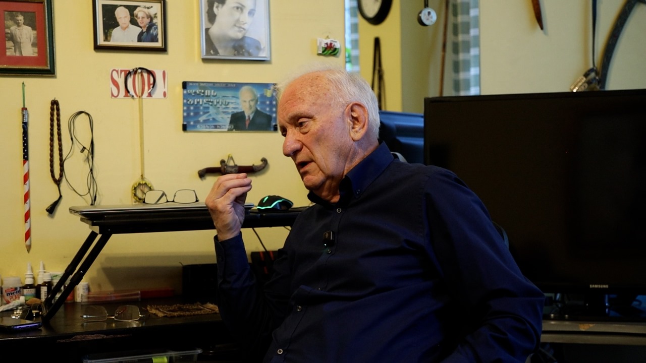 <p style="text-align: justify"><strong>2001 წელი</strong> იყო, ახალგაზრდა, ამბიციურმა და მიზნებით სავსე სტუდენტმა პირველად შევაბიჯე <a target="_blank" rel="noopener noreferrer nofollow" class="text-brand-500 underline" href="https://www.tsu.ge/">ივანე ჯავახიშვილის სახელობის თბილისის სახელმწიფო უნივერსიტეტში</a>, ჟურნალისტიკის ფაკულტეტზე, იმ დროს ჩემსავით ბევრი მიდიოდა ამ გზით. აუდიტორიაში გვხვდებოდნენ ადამიანები, რომლებიც საკუთარი ცხოვრებით და პროფესიული გამოცდილებით გზამკვლევები ხდებოდნენ ჩვენთვის. ერთ-ერთი მათგანი ჩემთვის იყო ნუგზარ რუხაძე, არა უბრალოდ ლექტორი, არამედ ადამიანი, რომელიც მაშინვე იგრძნობოდა აურით, ხმით, მზერითაც კი.</p><p style="text-align: justify">სწორედ ამიტომ, წლების შემდეგ, როდესაც რუბრიკის <a target="_blank" rel="noopener noreferrer nofollow" class="text-brand-500 underline" href="https://youtube.com/playlist?list=PLwwcuNwtCwGrp6SKR-LV6RoBozsIwIVnO&amp;si=qGC5U9O43dzR4U3E">"ადამიანები ისტორიით"</a> მომდევნო სტუმარზე ვფიქრობდი, ვუთხარი გუნდს – უნდა იყოს ის, ვინც ჩემთვის არ არის მხოლოდ პედაგოგი, ჟურნალისტი, დიპლომატი, არამედ ცხოვრების მასწავლებელიც – <strong>ნუგზარ რუხაძე</strong>.</p><p style="text-align: justify"><strong>ბავშვობა, სადაც ყველაფერი იწყება</strong></p><p style="text-align: justify"><strong>"ყველაფერი ოჯახიდან მოდის"</strong> – ასე იწყებს ნუგზარი საუბარს. მისი ბავშვობის წლები საბჭოთა საქართველოს ერთ ჩვეულებრივ, მაგრამ სიყვარულით სავსე ოჯახში გადიოდა. სწორედ იქ ჩამოყალიბდა ის ღირებულებები, რომელიც მთელი ცხოვრების გზაზე გაჰყვა – პატიოსნება, შრომისმოყვარეობა, ზომიერება და სიტყვის ფასი.</p><p style="text-align: justify"><strong>"მამაჩემი რკინის კაცი იყო“</strong>, – გვიყვება ის ღიმილით - "დედაჩემი – სითბო, სიმშვიდე და სიმდაბლე. მათგან ვისწავლე ადამიანობა“.</p><p style="text-align: justify"><strong>გზა, რომელიც შუქს ანთებს</strong></p><p style="text-align: justify"><a target="_blank" rel="noopener noreferrer nofollow" class="text-brand-500 underline" href="https://nbr.ge/">ნუგზარ რუხაძის ბიოგრაფია</a> მართლაც უნიკალურია – დაწყებული საბჭოთა საქართველოდან, გავლით ამერიკის შეერთებულ შტატებში და დაბრუნებით დამოუკიდებელ საქართველოში. ეს გზა მხოლოდ ფიზიკური გადაადგილება არ ყოფილა. ეს იყო სულიერი განვითარება, აზროვნების გაფართოება და გამოცდილებების დაგროვება, რასაც დღესაც უზიარებს ახალგაზრდებს.</p><p style="text-align: justify">მას არაერთი სტუდენტი ჰყავს აღზრდილი, მათ შორის მეც – როგორც ჟურნალისტი, როგორც პროფესიონალი და რაც მთავარია, როგორც ადამიანი. მის გვერდით გრძნობ, რომ შესაძლებლობები უსაზღვროა, თუ კი შრომობ და არ გეშინია მარცხის.</p><p style="text-align: justify"><strong>ამერიკა - "ის დაბრუნდა"</strong></p><p style="text-align: justify">ამერიკაში გატარებული წლები ნუგზარ რუხაძის ცხოვრებაში სრულიად ახალი ეტაპი იყო, იქ მან ჩაწერა 300-ზე მეტი სიუჟეტი, ჰქონდა საკუთარი გადაცემა და იყო პირველი ქართველი, ვინც ატლანტის შტატის &nbsp;11 ALive ტელევიზიაში წარადგენდა საინფორმაციო ბლოკებს. მისმა თავშეკავებულმა, მაგრამ ღრმა ანალიზმა, იქაც მოიპოვა პატივისცემა.</p><p style="text-align: justify"><strong>დიპლომატი და პროტოკოლის სამსახურის უფროსი</strong></p><p style="text-align: justify">ნუგზარ რუხაძის პროფესიული გზა მხოლოდ მედიით არ შემოიფარგლა. საქართველოს საგარეო საქმეთა სამინისტროში მან წლები გაატარა პროტოკოლის სამსახურის უფროსის პოზიციაზე. აქ დაიწყო კიდევ ერთი მნიშვნელოვანი ეტაპი – დიპლომატიური სიზუსტის, საერთაშორისო ეტიკეტის და სახელმწიფოს სახის შექმნისა და წარმოჩენის ეტაპი.</p><p style="text-align: justify">გელა ჩარკვიანთან, ედუარდ შევარდნაძესთან, ჯუმბერ პატიაშვილთან გატარებული წლები მის მეხსიერებაში არა მხოლოდ მოგონებებად დარჩა, არამედ პროფესიული ღირებულებების ნაწილად.</p><p style="text-align: justify"><strong>მასწავლებელი, რომელიც დღემდე არ იღლება</strong></p><p style="text-align: justify">დღეს ნუგზარ რუხაძე 83 წლისაა, მაგრამ ის კვლავ სავსეა ენერგიით. მისი აუდიტორია იცვლება თაობებით, მაგრამ ერთი რჩება უცვლელი – მისი დამოკიდებულება სტუდენტების მიმართ. ის არ ასწავლის მხოლოდ ჟურნალისტიკას ან ინგლისურ ენას, ის ასწავლის ცხოვრებას, ობიექტურობას, სინდისს, და აზრის წონას.</p><p style="text-align: justify">"მხოლოდ განათლება გადაარჩენს ადამიანს, სხვა ყველაფერი დროებითია“, - ამბობს ის.</p><p style="text-align: justify"><strong>წიგნები, სიუჟეტები, თარგმანები – მემკვიდრეობა, რომელიც არ ძველდება</strong></p><p style="text-align: justify">ნუგზარ რუხაძის სახელს უკავშირდება არაერთი თარგმანი, სახელმძღვანელოს შექმნა, პროფესიული ლიტერატურის განვითარება. მისი ტექსტები წაკითხვისთანავე გეხება, გაფიქრებს მარტივ ჭეშმარიტებებზე და მიყავხარ მთავართან – სიმართლის წონასთან.</p><p style="text-align: justify"><strong>დღევანდელი ჟურნალისტიკა – შეფასება ოსტატისგან</strong></p><p style="text-align: justify">ნუგზარი გულწრფელია: "დღევანდელ ჟურნალისტიკაში ბევრი ზედაპირულობაა“. მაგრამ ამის პარალელურად, მას სჯერა ახალი თაობის, მათგანაც ისეთების, ვინც სწავლის სურვილით მოდის და არა პოპულარობისთვის. რჩევაც ასეთია: "თვითკრიტიკა და მომზადება – აი, ჟურნალისტის ორი ფუძე“.</p><p style="text-align: justify"><strong>მეგობარი, რომელსაც ყოველთვის მივაკითხავ</strong></p><p style="text-align: justify">ნუგზარი დღეს ჩემი უფროსი მეგობარია. ის არის ადამიანი, ვისთანაც სტრატეგიულ გადაწყვეტილებებს ვაზიარებ. ის არ დაემთხვევა შენს მოსაზრებას მხოლოდ იმიტომ, რომ მეგობარია – სწორედ ამიტომ ვაფასებ. გულწრფელობა, რაც მას ბავშვობიდან მოჰყვება, რჩება მის მთავარ სახელმძღვანელოდ.</p><p style="text-align: justify">წლების განმავლობაში, ჩემ გარშემო ბევრი ადამიანი იცვლებოდა. ის კი რჩებოდა. რჩებოდა, როგორც ხმა, რომელიც გეუბნება – "იარე წინ, გაუჩერებლად".</p><p style="text-align: justify"><strong>დასასრულს – მადლობა</strong></p><p style="text-align: justify">ნუგზარ რუხაძე არის ადამიანი, რომელსაც ეკუთვნის ყველა ის თბილი სიტყვა, რაც კი შეიძლება ადამიანზე ითქვას. ის რჩება ჩვენთვის ოსტატად, მეგობრად, მრჩევლად, ხიდად თაობებს შორის. და სანამ გვყავს ასეთი ადამიანები, ვისაც შეუძლია გზის ჩვენება, არც მომავალი დაგვეკარგება.<br><br></p><div class="iframe-wrapper"><iframe src="https://www.youtube.com/embed/t5JM_jc_i9Y?si=FyRZP4W9aie8L8eb" frameborder="0" allowfullscreen="true" width="560" height="315" title="YouTube video player" allow="accelerometer; autoplay; clipboard-write; encrypted-media; gyroscope; picture-in-picture; web-share"></iframe></div><p style="text-align: justify"></p><p style="text-align: justify"></p><p style="text-align: justify"></p><p style="text-align: justify"><a target="_blank" rel="noopener noreferrer nofollow" class="text-brand-500 underline" href="https://ka.wikipedia.org/wiki/%E1%83%A0%E1%83%90%E1%83%A3%E1%83%9A_%E1%83%A5%E1%83%98%E1%83%A0%E1%83%98%E1%83%90"><strong><em>რაულ ქირია</em></strong></a></p><p style="text-align: justify"></p><p style="text-align: justify"><a target="_blank" rel="noopener noreferrer nofollow" class="text-brand-500 underline" href="https://frontnews.ge/ge"><em>Front News საქართველოს</em></a><em> დამფუძნებელი</em></p>