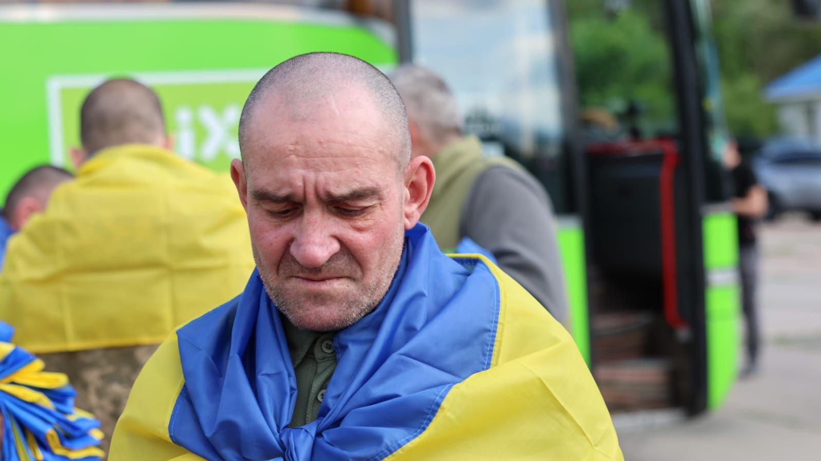 <p style="text-align: justify">26 ივნისს, უკრაინასა და რუსეთს შორის სამხედრო ტყვეების გაცვლის კიდევ ერთი ეტაპი გაიმართა.&nbsp;</p><p style="text-align: justify">"ჩვენ ვაგრძელებთ გაცვლას, კიდევ ერთი ეტაპი. დღეს შეიარაღებული ძალების, ეროვნული გვარდიის, სახელმწიფო სასაზღვრო სამსახურის ჯარისკაცები ბრუნდებიან. მათი უმეტესობა 2022 წლიდან ტყვეობაში იმყოფებოდა. ჩვენ ყველაფერს ვაკეთებთ, რომ ყველა ვიპოვოთ, გადავამოწმოთ ინფორმაცია თითოეული სახელის შესახებ“, - წერს უკრაინის პრეზიდენტი ვოლოდიმირ ზელენსკი.</p><p style="text-align: justify">უმაღლესი რადას ადამიანის უფლებათა კომისრის დმიტრო ლუბინეცის თქმით, უკრაინის შეიარაღებული ძალების, ეროვნული გვარდიისა და სახელმწიფო სასაზღვრო დაცვის სამსახურის ჯარისკაცები უკრაინაში ბრუნდებიან.</p><p style="text-align: justify">ასევე არიან მარიუპოლის დამცველები და ისინი, ვინც 2022 წელს ტყვედ ჩავარდა. ზოგიერთი დამცველი ძებნის სტატუსით იმყოფებოდა და აგრესორი ქვეყნის მიერ არ იყო დადასტურებული.</p><p style="text-align: justify">დაბრუნებულებს შორის არიან ოფიცრებიც. გათავისუფლებული ყველაზე უფროსი 62 წლისაა, ყველაზე ახალგაზრდა კი - 24 წლის.</p><p style="text-align: justify">"ეს პროცესი სახელმწიფო ორგანოების მიერ გაწეული დაუღალავი მუშაობის შედეგია, რომლებიც სამხედრო ტყვეებთან მოპყრობის საკოორდინაციო შტაბის შემადგენლობაში შედიან. ის უკრაინის პრეზიდენტის დავალებით ხორციელდება“, - წერს ლუბინეცი.</p><p style="text-align: justify">შინაგან საქმეთა მინისტრმა იგორ კლიმენკომ განაცხადა, რომ გათავისუფლებულთა უმეტესობა 2022 წლიდან ტყვეობაში იმყოფებოდა.</p><p style="text-align: justify">"ზოგიერთი მათგანის ისტორია ნამდვილი სასწაულია. ისინი დაკარგულად ითვლებოდნენ, მაგრამ გაურკვევლობის მიუხედავად, სახელმწიფო განაგრძობდა ძებნას და დღეს ისინი ჩვენთან არიან“, - წერს ის.</p>