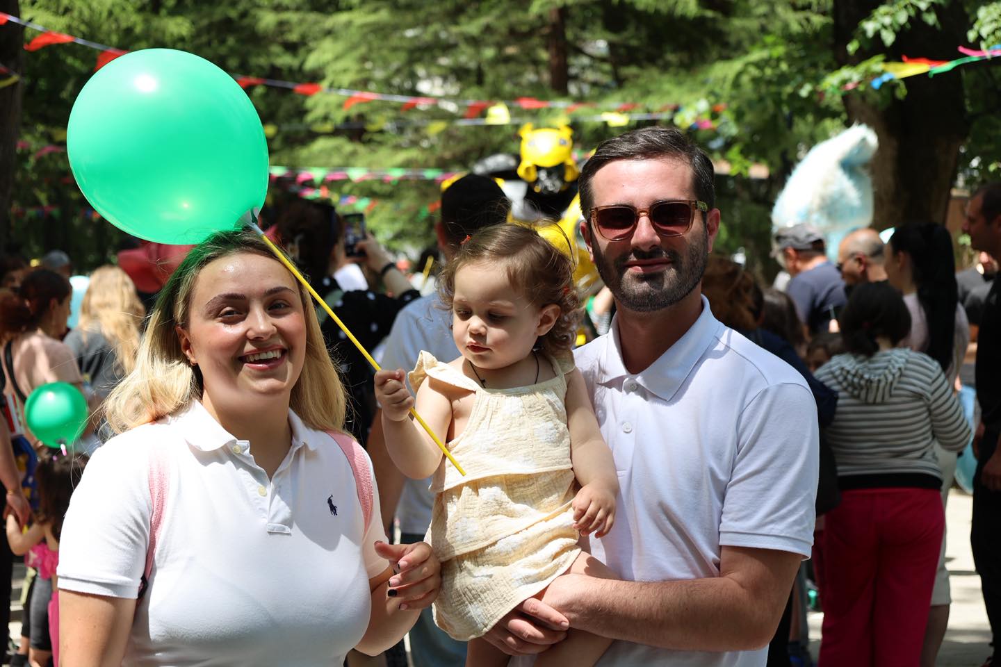 <p style="text-align: justify">1 ივნისი - ბავშვთა დაცვის საერთაშორისო დღე ბორჯომში საზეიმო ღონისძიებით აღინიშნა.</p><p style="text-align: justify">დღეს, მერაბ კოსტავას სახელობის სკვერში ბორჯომის მუნიციპალიტეტის ორგანიზებით პატარებისათვის მრავალფეროვანი ღონისძიებები გაიმართა.</p><p style="text-align: justify">პატარა სტუმრების წინაშე ადგილობრივი მუსიკალური და ქორეოგრაფიული ანსამბლები, ასევე სოლო შემსრულებლები წარდგნენ.</p><p style="text-align: justify">პარკის ტერიტორიაზე ბავშვებისთვის მოწყობილი იყო გასართობი ზონები, ვორქშოპები, სადღესასწაულო ატმოსფერო, ასევე პატარებს შესაძლებლობა ჰქონდათ მონაწილეობა მიეღოთ სპორტულ აქტივობებში.</p><p style="text-align: justify">ბორჯომის მუნიციპალიტეტის მერმა ოთარ არბოლოშვილმა ყველა პატარას მიულოცა ბავშვთა დაცვის საერთაშორისო დღე და მათ წარმატებული და ბედნიერი მომავალი უსურვა.</p>