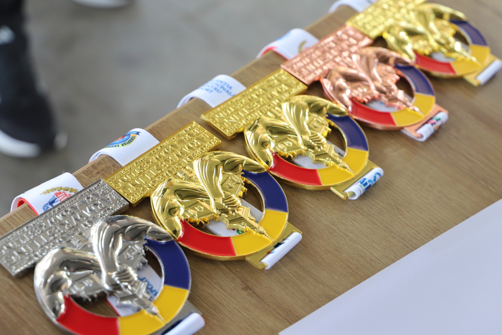 <p style="text-align: justify">თერჯოლის მუნიციპალიტეტში ოლიმპიზმის საერთაშორისო დღე სპორტული ღონისძიებებით აღინიშნა. ქალაქის ცენტრალურ ქუჩაზე მოეწყო მძლეოსნური გარბენი.</p><p style="text-align: justify">ლაშა გოგიაშვილის სახელობის სკვერში &nbsp;წარმოდგენილი იყო ტურნირები &nbsp;მკლავჭიდში, შაშსა და ნარდში. ღონისძიებას ესწრებოდა საპატიო სტუმარი, ოლიმპიური ჩემპიონი, პარამკლავჭიდელი &nbsp;ვახტანგ ახობაძე.</p><p style="text-align: justify">დღესვე ოლიმპიზმის დღესთან დაკავშირებული ღონისძიებების დასასრულს, გამარჯვებული სპორტსმენების დაჯილდოების ცერემონია გაიმართა.</p><p style="text-align: justify">ოლიმპიზმის საერთაშორისო დღისადმი მიძღვნილ ღონისძიებებს, თერჯოლის მუნიციპალიტეტის მერი მანუჩარ რობაქიძე, საკრებულოს თავმჯდომარის მოადგილე ჯემალ ისაკაძე, მერის მოადგილეები, საკრებულოს დეპუტატები, მერიის და ააიპიების წარმომადგენლები დაესწრნენ.</p><p style="text-align: justify">ღონისძიებები, თერჯოლის &nbsp;მუნიციპალიტეტის მერიის კულტურის სამსახურის, ააიპიების, საქართველოს ოლიმპიური კომიტეტის იმერეთის რეგიონული ორგანიზაციის მხარდაჭერით განხორციელდა.</p>