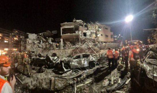 <p style="text-align: justify">ირანმა ისრაელზე მასშტაბური სარაკეტო თავდასხმა განახორციელა. არიან დაღუპულები და დაშავებულები. რამდენიმე ქალაქს სერიოზული ზიანი მიადგა, ერთ-ერთი ყველაზე დაზიანებული ქალაქია რამათ-განი, თელ-ავივის მახლობლად, ასევე მნიშვნელოვანი ზარალია ქალაქ რიშონ ლეზიონში სარაკეტო დარტყმის შედეგად. ეს სიდიდით მეოთხე ქალაქია ისრაელში.</p><p style="text-align: justify">ირანის მიერ კიდევ ერთი მასშტაბური თავდასხმის შემდეგ ისრაელში სულ მცირე სამი ადამიანის დაღუპვა დადასტურდა. თავდასხმის შედეგად 63 ადამიანი დაშავდა.</p><p style="text-align: justify">ისრაელის ოფიციალური პირების ცნობით, ორი ადამიანი დაიღუპა, როდესაც ცენტრალური ისრაელის საცხოვრებელ უბანზე პირდაპირი დარტყმა განხორციელდა. ერთი ქალი კი, რომელიც გუშინ რაკეტის ნამსხვრევებით მძიმედ დაიჭრა, შაბათს დილით ადრე გარდაიცვალა.</p><p style="text-align: justify">ირანმა სულ მცირე 150 რაკეტა ისროლა, რომელთაგან ზოგიერთი ჩაჭრეს. ეს თავდასხმა ესკალაციის მთელი პერიოდის განმავლობაში ერთ-ერთი ყველაზე ძლიერი იყო.</p><p style="text-align: justify">რეგიონში სიტუაცია კვლავ დაძაბული რჩება.</p><p style="text-align: justify">ათობით სასწრაფო დახმარების ეკიპაჟი მუშაობს თელ-ავივში, რამათ-განსა და სხვა ქალაქებში, აგრძელებს ნანგრევების გაწმენდას და დაშავებულების ძებნას. ისრაელის ხელისუფლება ემზადება შესაძლო განმეორებითი თავდასხმებისთვის და მოქალაქეებს მოუწოდებს, არ უგულებელყონ განგაშის სიგნალები.</p><p style="text-align: justify">13 ივნისს ისრაელის არმიამ ირანს რაკეტებით შეუტია. დარტყმების შედეგად, დიდი რაოდენობით სამხედრო ობიექტი დაზიანდა და განადგურდა.</p><p style="text-align: justify">ისრაელის სამიზნე ირანის ბირთვული ობიექტები იყო. საუბარია ნატანზს და ფორდოუში მდებარე ურანის გამდიდრების ქარხნებზე.</p><p style="text-align: justify">ეს მოხდა მას შემდეგ, რაც აშშ-მა და ირანმა ახალ ბირთვულ შეთანხმებაზე შეთანხმება ვერ შეძლეს.</p>