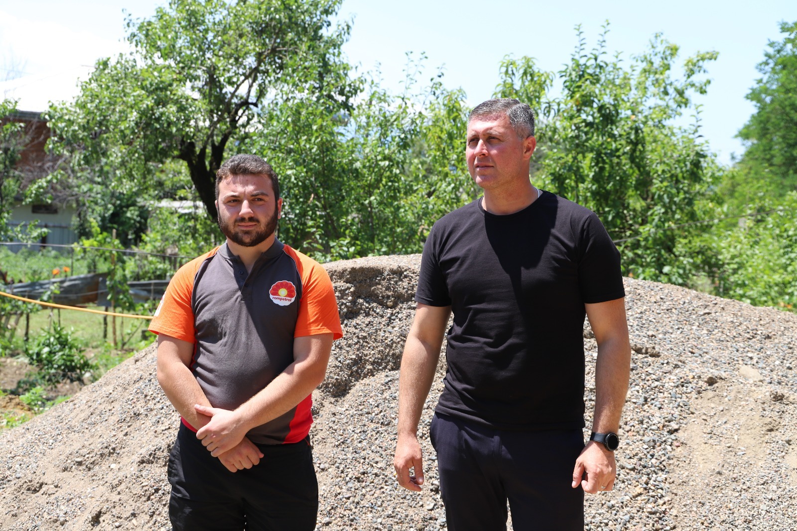 <p style="text-align: justify">თერჯოლის მუნიციპალიტეტის მერი მანუჩარ რობაქიძე, საკრებულოს თავმჯდომარის მოადგილე &nbsp;ჯემალ ისაკაძესთან ერთად, სოფელ ბარდუბანში, სტიქიის შედეგად დაზარალებული დავით მარგველაშვილის საცხოვრებელი სახლის მშენებლობის მიმდინარეობას გაეცნო.</p><p style="text-align: justify">მუნიციპალიტეტის მერიის ინფორმაციით, მშენებლობის ძირითადი ნაწილი უკვე დასრულებულია. ამ ეტაპზე, გადახურვის პროცესი მიმდინარეობს.</p><p style="text-align: justify">სამშენებლო სამუშაოებისთვის თანხა სტიქიის სალიკვიდაციო ღონისძიებების განხორციელების შესახებ მთავრობის განკარგულების შესაბამისად გამოიყო. სამუშაოების ღირებულება 44 800 ლარს შეადგენს.</p><p style="text-align: justify">მერთან ერთად, ადგილზე სოფელ ბარდუბნის დეპუტატი გოჩა ვერულაშვილი იმყოფებოდა.</p>