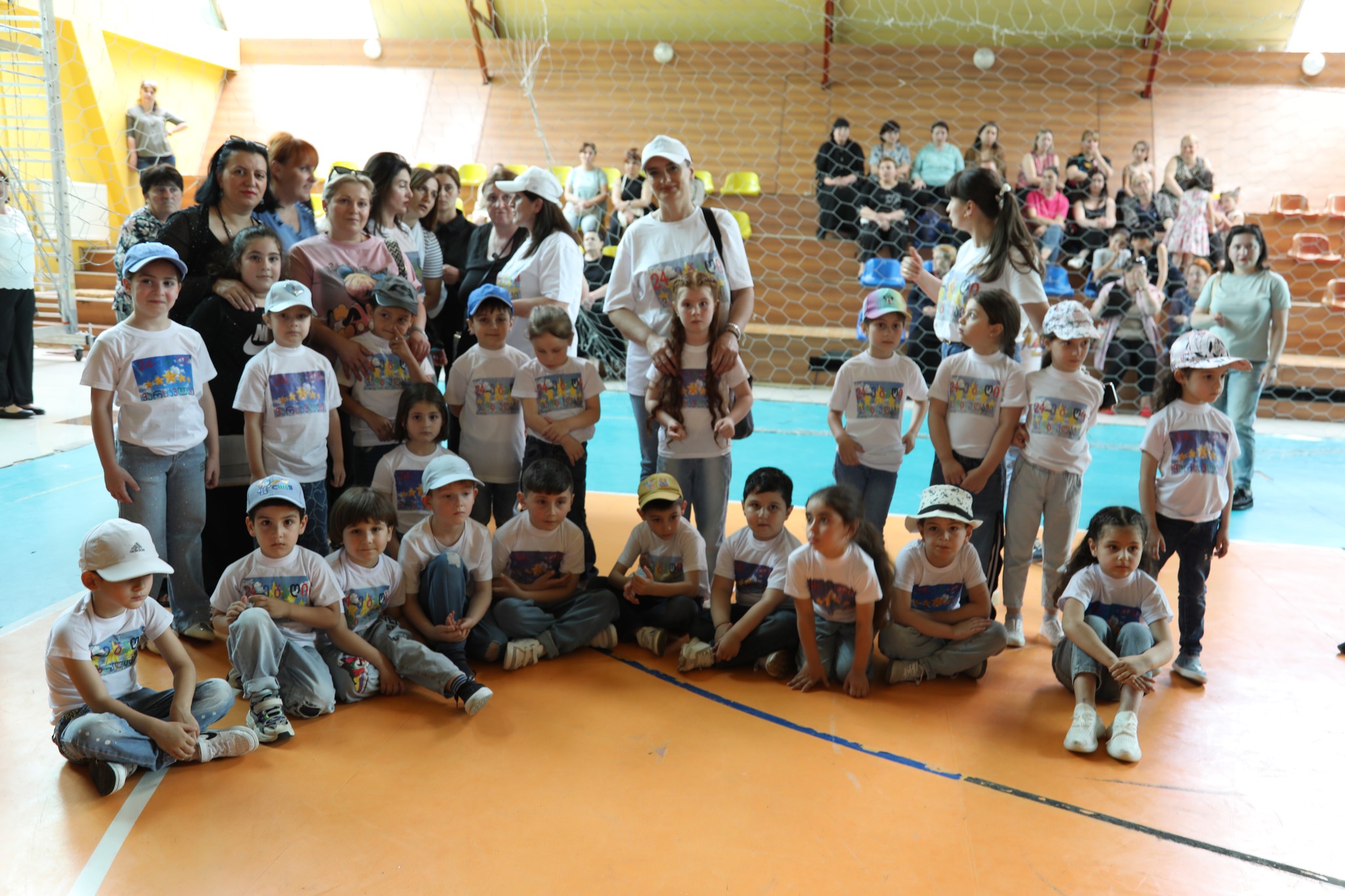 <p style="text-align: justify">ბავშვთა დაცვის საერთაშორისო დღე წყალტუბოში კულტურული და სპორტული ღონისძიებებით აღინიშნა.</p><p style="text-align: justify">საბავშვო ბაღების მოსწავლეთა მონაწილეობით სპორტის სასახლეში მხიარული სტარტები ჩატარდა. სხვადასხვა ნომინაციებში გამარჯვებულ გუნდებს თასები და სიგელები გადაეცათ.</p><p style="text-align: justify">ცენტრალურ პარკში ა(ა)იპ „წყალტუბოს მუნიციპალიტეტის ბავშვთა და ახალგაზრდობის ცენტრისა“ და „ინკლუზიური ცენტრის“ აღსაზრდელთა ხელნაკეთი ნამუშევრების გამოფენა მოეწყო. გაიმართა ანიმატორების წარმოდგენა.</p><p style="text-align: justify">პატარებს შესაძლებლობა ჰქონდათ შეხვედროდნენ ზღაპრის გმირებს და ჩართულიყვნენ მრავალფეროვან გასართობ პროგრამაში.</p><p style="text-align: justify">ბავშვებმა ასევე, ასფალტზე ცარცით ხატვის აქტივობაში მიიღეს მონაწილეობა და სახატავი მასალებით დასაჩუქრდნენ.</p><p style="text-align: justify">ღონისძიება ორგანიზებული იყო წყალტუბოს მუნიციპალიტეტის მერიის კულტურის, განათლების, სპორტისა და ახალგაზრდობის საქმეთა სამსახურის მიერ.</p><p style="text-align: justify">კულტურულ და სპორტულ აქტივობებს წყალტუბოს მუნიციპალიტეტის საკრებულოს კულტურის, განათლების, ტურიზმის, სპორტისა და ახალგაზრდულ საქმეთა კომისიის თავმჯდომარე ლევან ჩანქსელიანი, მერიის კულტურის, განათლების, სპორტისა და ახალგაზრდობის საქმეთა სამსახურის უფროსი რიმა მარგიანი და ადგილობრივი თვითმმართველობის წარმომადგენლები ესწრებოდნენ.</p>