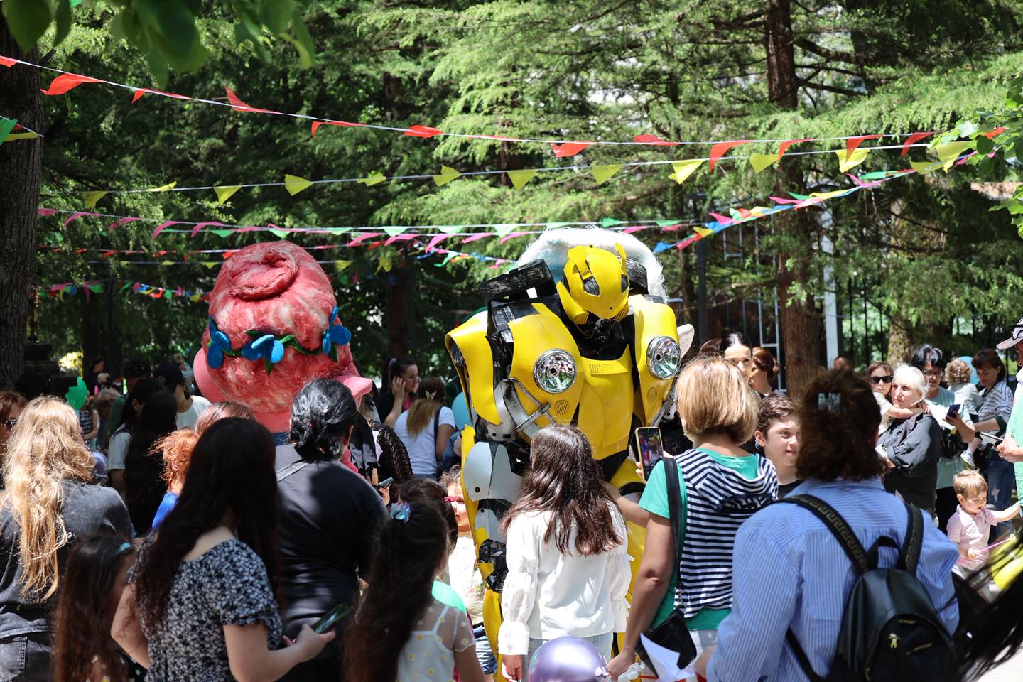 <p style="text-align: justify">1 ივნისი - ბავშვთა დაცვის საერთაშორისო დღე ბორჯომში საზეიმო ღონისძიებით აღინიშნა.</p><p style="text-align: justify">დღეს, მერაბ კოსტავას სახელობის სკვერში ბორჯომის მუნიციპალიტეტის ორგანიზებით პატარებისათვის მრავალფეროვანი ღონისძიებები გაიმართა.</p><p style="text-align: justify">პატარა სტუმრების წინაშე ადგილობრივი მუსიკალური და ქორეოგრაფიული ანსამბლები, ასევე სოლო შემსრულებლები წარდგნენ.</p><p style="text-align: justify">პარკის ტერიტორიაზე ბავშვებისთვის მოწყობილი იყო გასართობი ზონები, ვორქშოპები, სადღესასწაულო ატმოსფერო, ასევე პატარებს შესაძლებლობა ჰქონდათ მონაწილეობა მიეღოთ სპორტულ აქტივობებში.</p><p style="text-align: justify">ბორჯომის მუნიციპალიტეტის მერმა ოთარ არბოლოშვილმა ყველა პატარას მიულოცა ბავშვთა დაცვის საერთაშორისო დღე და მათ წარმატებული და ბედნიერი მომავალი უსურვა.</p>