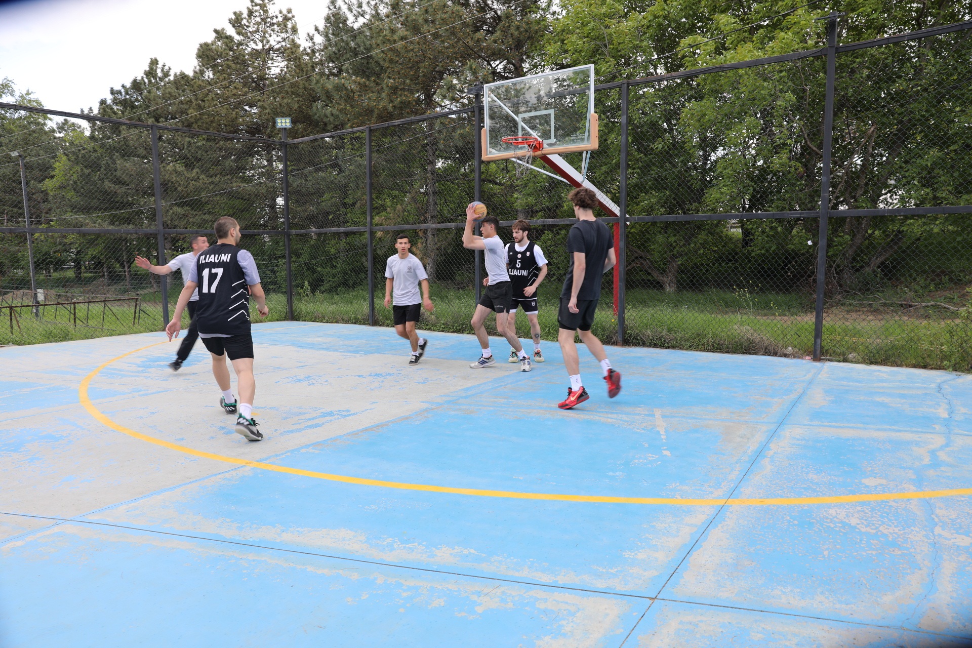 <p style="text-align: justify">ეროვნული თავდაცვის აკადემიის იუნკერთა სასწავლო ბატალიონის იუნკერებმა მონაწილეობა მიიღეს სსიპ ახალგაზრდობის სააგენტოს ორგანიზებით დაგეგმილ მასშტაბურ სტუდენტურ ფესტივალში „სტუდფესტი 2025“, რომელიც მოიცავდა უნივერსიტეტებს შორის სპორტული ტურნირების ჩატარებას, კულტურული და შემოქმედებითი ღონისძიებების გამართვას.</p><p style="text-align: justify">მსგავსი სახის აქტივობებში მონაწილეობის მიღება ხელს უწყობს სხვადასხვა უნივერსიტეტების სტუდენტებს შორის პარტნიორული და მეგობრული ურთიერთობების ჩამოყალიბებასა და აკადემიის შესახებ საზოგადოებაში ცნობადობის ამაღლებას და პოპულარიზაციას.</p>