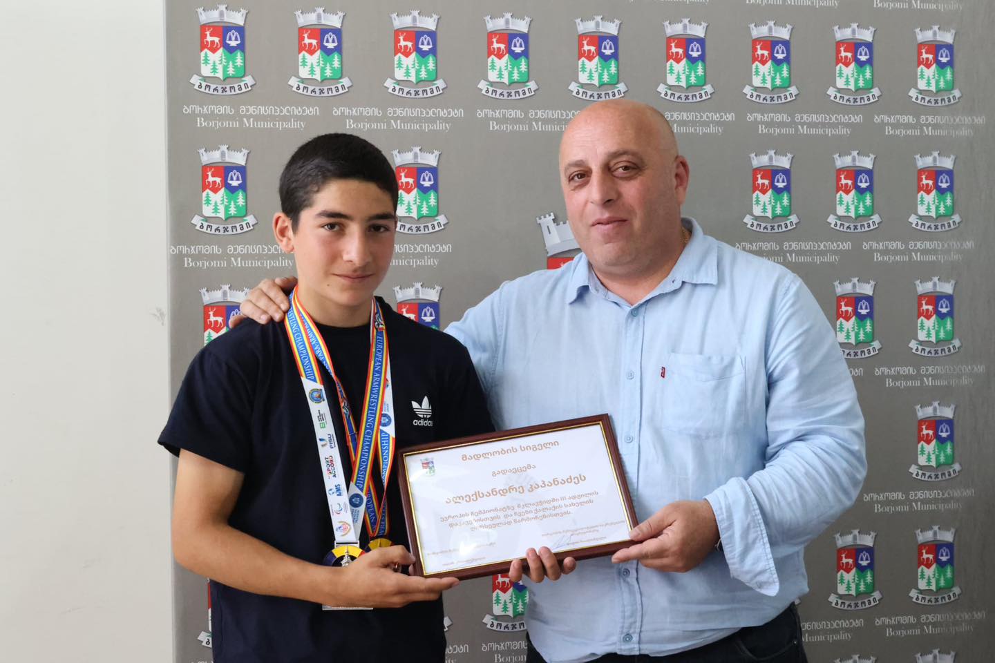 <p style="text-align: justify">ბორჯომის მუნიციპალიტეტის მერმა ოთარ არბოლიშვილმა და საკრებულოს თავმჯდომარე დავით ზაალიშვილმა მკლავჭიდში ევროპის ჩემპიონატში მონაწილე წარმატებულ ბორჯომელ სპორტსმენებს მადლობის სიგელები გადასცეს.</p><p style="text-align: justify">ბორჯომის სასპორტო სკოლის მკლავჭიდის სექციის სპორტსმენი გოგა ბლიაძე 50 კგ წონით კატეგორიაში ევროპის ჩემპიონი გახდა, ალექსანდრე კაპანაძემ მესამე ადგილი მოიპოვა, ხოლო ნელი უსტინენკო მეოთხე ადგილზე გავიდა.</p><p style="text-align: justify">მკლავჭიდის 2025 წლის ევროპის ჩემპიონატი რუმინეთის ქალაქ კლუჟ-ნაპოკაში გაიმართა.</p>