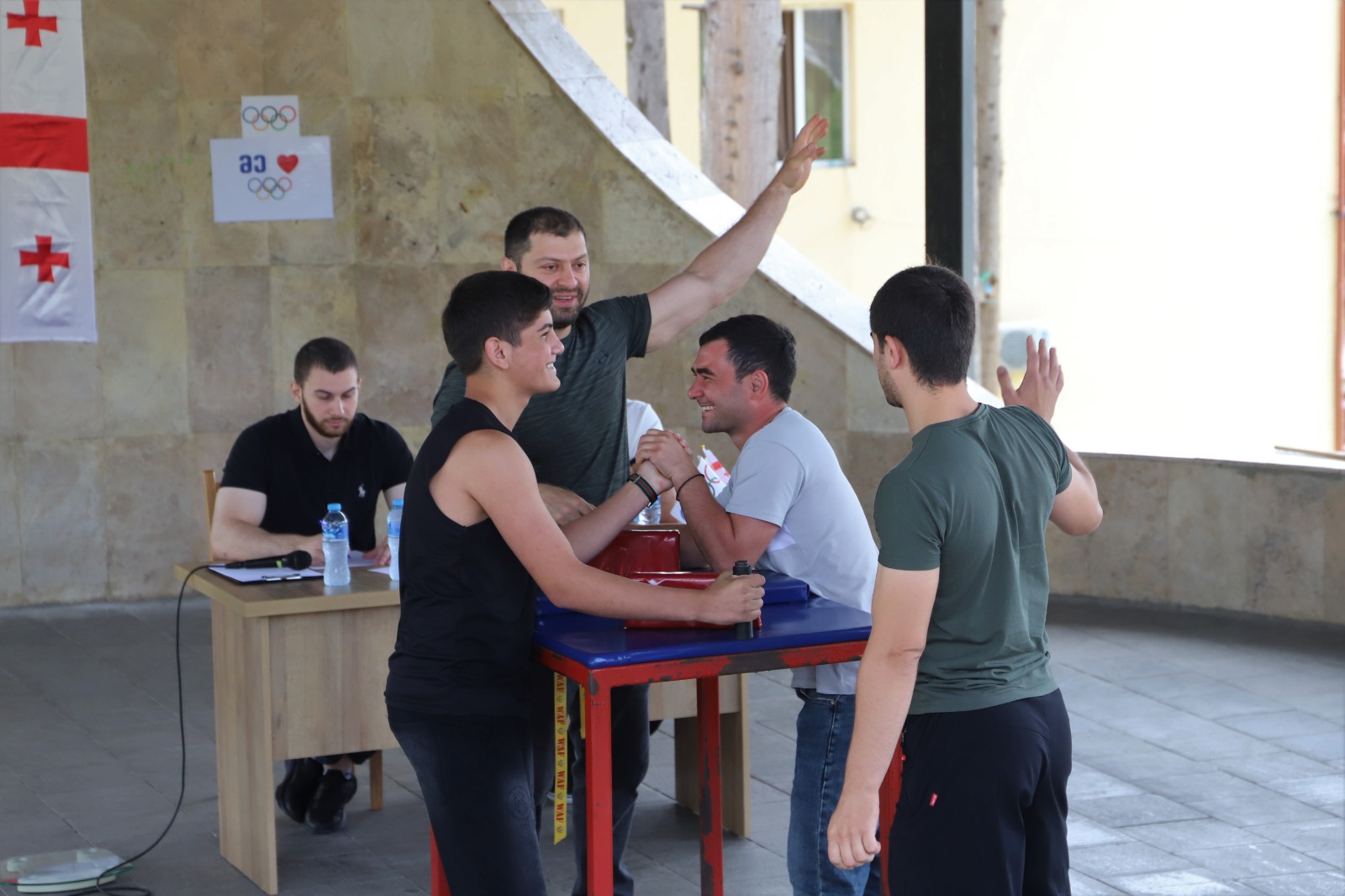 <p style="text-align: justify">თერჯოლის მუნიციპალიტეტში ოლიმპიზმის საერთაშორისო დღე სპორტული ღონისძიებებით აღინიშნა. ქალაქის ცენტრალურ ქუჩაზე მოეწყო მძლეოსნური გარბენი.</p><p style="text-align: justify">ლაშა გოგიაშვილის სახელობის სკვერში &nbsp;წარმოდგენილი იყო ტურნირები &nbsp;მკლავჭიდში, შაშსა და ნარდში. ღონისძიებას ესწრებოდა საპატიო სტუმარი, ოლიმპიური ჩემპიონი, პარამკლავჭიდელი &nbsp;ვახტანგ ახობაძე.</p><p style="text-align: justify">დღესვე ოლიმპიზმის დღესთან დაკავშირებული ღონისძიებების დასასრულს, გამარჯვებული სპორტსმენების დაჯილდოების ცერემონია გაიმართა.</p><p style="text-align: justify">ოლიმპიზმის საერთაშორისო დღისადმი მიძღვნილ ღონისძიებებს, თერჯოლის მუნიციპალიტეტის მერი მანუჩარ რობაქიძე, საკრებულოს თავმჯდომარის მოადგილე ჯემალ ისაკაძე, მერის მოადგილეები, საკრებულოს დეპუტატები, მერიის და ააიპიების წარმომადგენლები დაესწრნენ.</p><p style="text-align: justify">ღონისძიებები, თერჯოლის &nbsp;მუნიციპალიტეტის მერიის კულტურის სამსახურის, ააიპიების, საქართველოს ოლიმპიური კომიტეტის იმერეთის რეგიონული ორგანიზაციის მხარდაჭერით განხორციელდა.</p>