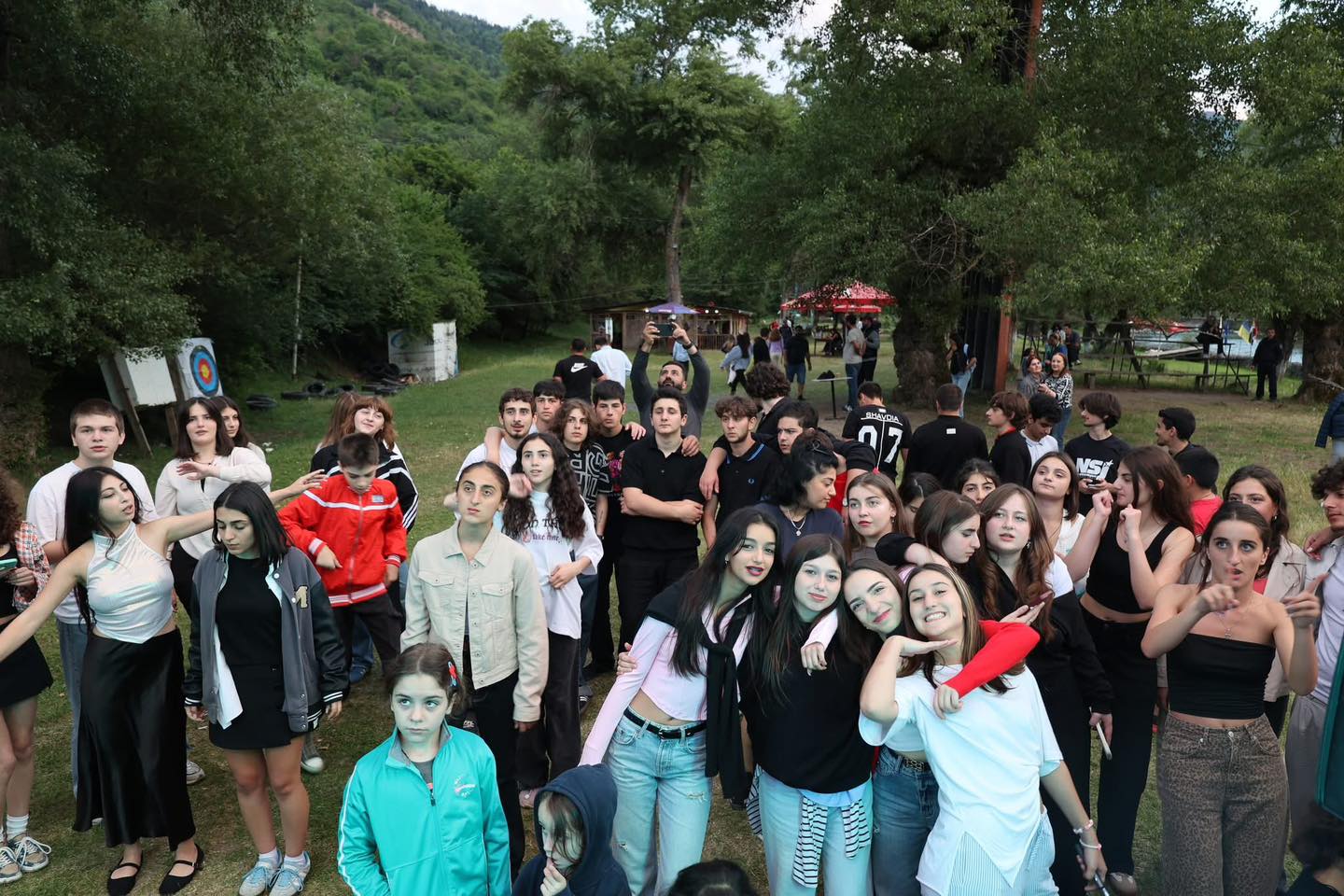 <p style="text-align: justify">ბორჯომის მუნიციპალიტეტის მიერ ორგანიზებული ახალგაზრდული ბანაკი ქართული ესტრადის მომღერლების კონცერტით დაიხურა.</p><p style="text-align: justify">მუნიციპალიტეტის მერიის ინფორმაციით, ბანაკის წევრებს ბორჯომის მუნიციპალიტეტის მერი ოთარ არბოლიშვილი შეხვდა. შეხვედრაზე მოზარდებმა მუნიციპალიტეტის მერისგან მოისმინეს ინფორმაცია ბორჯომის მერიის მიერ განხორციელებული და დაგეგმილი ახალგაზრდული პროგრამებისა და პროექტების შესახებ.</p><p style="text-align: justify">16-დან 20 წლამდე ახალგაზრდებმა მონაწილეობა მიიღეს სხვადასხვა სპორტულ აქტივობაში - ფრენბურთი, ზიპლაინი, მშვილდისრის სროლა, კედელზე ცოცვა, ჯომარდობა.</p><p style="text-align: justify">საღამოს კი ბანაკის მონაწილეების სადღესასწაულო განწყობაზე მომღერალმა ირაკლი ნოზაძემ, თიკა ჯამბურიამ და DJ ალექსანდრე ლორთქიფანიძემ იზრუნეს.</p><p style="text-align: justify"></p>