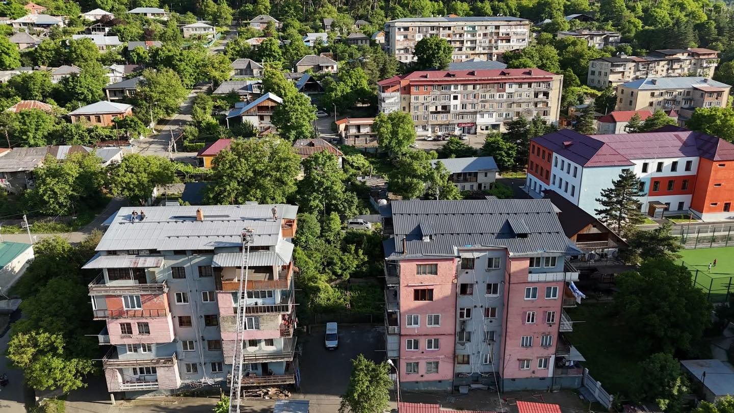 <p style="text-align: justify">ბორჯომის მუნიციპალიტეტის დაფინანსებით, ხუთი საცხოვრებელი სახლის სახურავის რეაბილიტაცია მიმდინარეობს.</p><p style="text-align: justify">პროექტი „ბინათმესაკუთრეთა ამხანაგობის ხელშეწყობის“ პროგრამის ფარგლებში ხორციელდება.</p><p style="text-align: justify">მუნიციპალიტეტის მერიის ინფორმაციით, ამ ეტაპზე, სამი საცხოვრებელი სახლის სახურავის რეაბილიტაცია დასკვნით ფაზაშია, ხოლო ორ მისამართზე სარეაბილიტაციო სამუშაოები ინტენსიურ რეჟიმში მიმდინარეობს.</p>