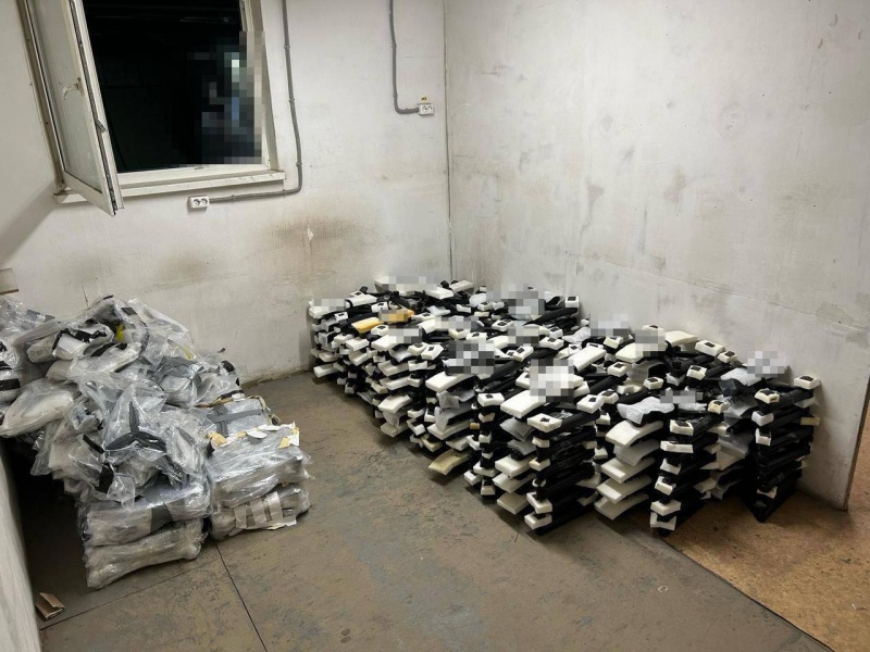 <p style="text-align: justify">1 ივნისს, უკრაინის უსაფრთხოების სამსახურმა რუსეთში ოკუპანტების თვითმფრინავების განადგურების ოპერაცია ჩაატარა. 40-ზე მეტი თვითმფრინავი იქნა განადგურებული, - ინფორმაციას უკრაინული მედია წყაროებზე დაყრდნობით ავრცელებს.</p><p style="text-align: justify">"ამჟამად, უკრაინის უსაფრთხოების სამსახური რუსეთის ფედერაციის ზურგში მტრის ბომბდამშენების თვითმფრინავების განადგურების მასშტაბურ სპეცოპერაციას ატარებს. უკრაინის უსაფრთხოების სამსახურის ხელმძღვანელის მალუკის წყალობით, რუსეთის ფედერაციამ გაიგო სიტყვა "დემილიტარიზაციის“ ნამდვილი მნიშვნელობა“, - განაცხადეს წყაროებმა.</p><p style="text-align: justify">მათი მონაცემებით, SBU-ს დრონები მუშაობენ თვითმფრინავებზე, რომლებიც ყოველ ღამე უკრაინის ქალაქებს ბომბავენ. ამჟამად თვითმფრინავები იწვის "ბელაიას", "დიაგილევოს", "ოლენიას" და "ივანოვოს" აეროდრომებზე.</p><p style="text-align: justify">"ამჟამად ცნობილია, რომ 40-ზე მეტი თვითმფრინავი იქნა განადგურებული, მათ შორის A-50, Tu-95 და Tu-22 M3. ერთ-ერთ ვიდეოში ჩანს, როგორ იწვის "ბელაიას" აეროდრომი და ისმის SBU-ს თავმჯდომარის, გენერალ-ლეიტენანტი ვასილ მალიუკის ხმა, რომელიც "აფეთქებაზე“ კომენტარს აკეთებს“, - აცხადებენ წყაროები.</p><p style="text-align: justify">წყაროების ცნობით, ოპერაციას პირადად აკონტროლებდა უკრაინის პრეზიდენტი, უმაღლესი მთავარსარდალი ვოლოდიმირ ზელენსკი და გეგმა განხორციელდა უკრაინის უსაფრთხოების სამსახურის უფროსის ვასილ მალიუკის და მისი თანამშრომლების მიერ.</p><p style="text-align: justify">ოპერაცია ლოგისტიკური თვალსაზრისით უაღრესად რთული იყო. უსაფრთხოების სამსახურმა რუსეთში ჯერ FPV დრონები გაგზავნა, შემდეგ კი მობილური ხის სახლები. მოგვიანებით, რუსეთის ფედერაციის ტერიტორიაზე, დრონები სახლების სახურავების ქვეშ დამალეს, რომლებიც უკვე სატვირთო მანქანებზე იყო განთავსებული.</p><p style="text-align: justify">შესაფერის მომენტში, სახლების სახურავები დისტანციურად გაიხსნა და დრონები რუსული ბომბდამშენების დასარტყმელად გაფრინდნენ.</p><p style="text-align: justify">SBU-ს წყაროები ხაზს უსვამენ, რომ ამ ისტორიულ სპეცოპერაციაში მონაწილე ადამიანები დიდი ხანია, უკრაინაში იმყოფებიან. ასე რომ, თუ რუსი დიქტატორის ვლადიმერ პუტინის რეჟიმი ვინმეს დაპატიმრებით შოუს მოაწყობს, ეს კიდევ ერთი წარმოდგენა იქნება შიდა აუდიტორიისთვის.</p><p style="text-align: justify">ამ უნიკალური სპეცოპერაციის შედეგად მტრის ავიაციას წინასწარი მონაცემებით, 2 მილიარდ დოლარზე მეტი ზარალი მიადგა.</p>