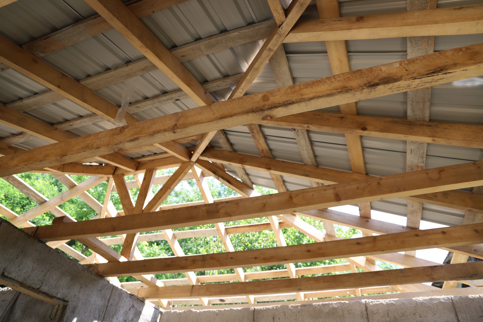 <p style="text-align: justify">თერჯოლის მუნიციპალიტეტის მერი მანუჩარ რობაქიძე, საკრებულოს თავმჯდომარის მოადგილე &nbsp;ჯემალ ისაკაძესთან ერთად, სოფელ ბარდუბანში, სტიქიის შედეგად დაზარალებული დავით მარგველაშვილის საცხოვრებელი სახლის მშენებლობის მიმდინარეობას გაეცნო.</p><p style="text-align: justify">მუნიციპალიტეტის მერიის ინფორმაციით, მშენებლობის ძირითადი ნაწილი უკვე დასრულებულია. ამ ეტაპზე, გადახურვის პროცესი მიმდინარეობს.</p><p style="text-align: justify">სამშენებლო სამუშაოებისთვის თანხა სტიქიის სალიკვიდაციო ღონისძიებების განხორციელების შესახებ მთავრობის განკარგულების შესაბამისად გამოიყო. სამუშაოების ღირებულება 44 800 ლარს შეადგენს.</p><p style="text-align: justify">მერთან ერთად, ადგილზე სოფელ ბარდუბნის დეპუტატი გოჩა ვერულაშვილი იმყოფებოდა.</p>