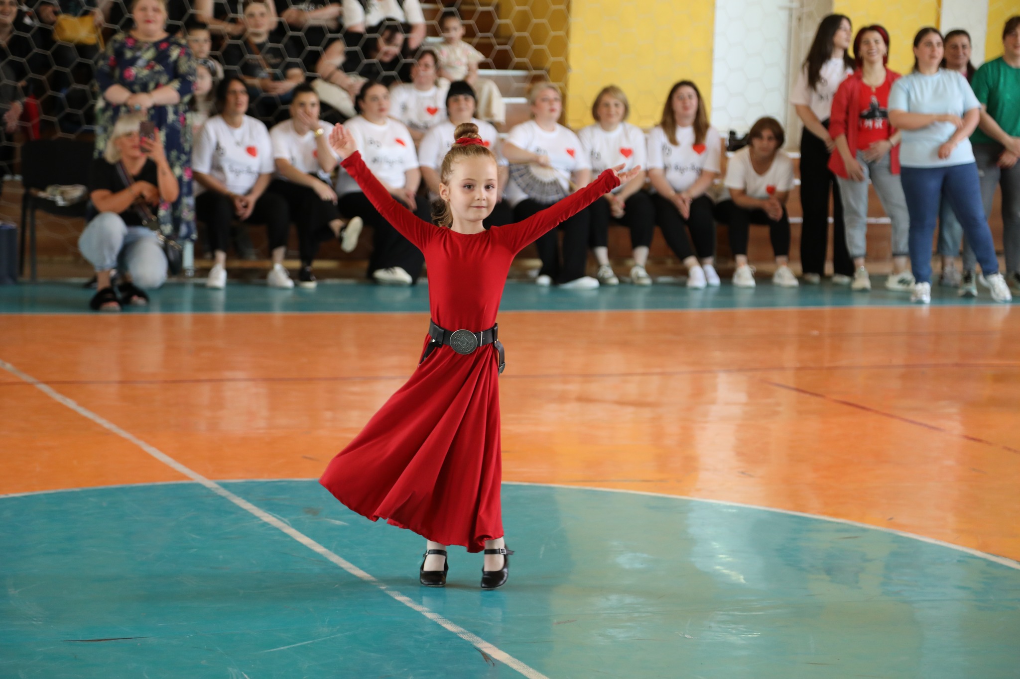 <p style="text-align: justify">ბავშვთა დაცვის საერთაშორისო დღე წყალტუბოში კულტურული და სპორტული ღონისძიებებით აღინიშნა.</p><p style="text-align: justify">საბავშვო ბაღების მოსწავლეთა მონაწილეობით სპორტის სასახლეში მხიარული სტარტები ჩატარდა. სხვადასხვა ნომინაციებში გამარჯვებულ გუნდებს თასები და სიგელები გადაეცათ.</p><p style="text-align: justify">ცენტრალურ პარკში ა(ა)იპ „წყალტუბოს მუნიციპალიტეტის ბავშვთა და ახალგაზრდობის ცენტრისა“ და „ინკლუზიური ცენტრის“ აღსაზრდელთა ხელნაკეთი ნამუშევრების გამოფენა მოეწყო. გაიმართა ანიმატორების წარმოდგენა.</p><p style="text-align: justify">პატარებს შესაძლებლობა ჰქონდათ შეხვედროდნენ ზღაპრის გმირებს და ჩართულიყვნენ მრავალფეროვან გასართობ პროგრამაში.</p><p style="text-align: justify">ბავშვებმა ასევე, ასფალტზე ცარცით ხატვის აქტივობაში მიიღეს მონაწილეობა და სახატავი მასალებით დასაჩუქრდნენ.</p><p style="text-align: justify">ღონისძიება ორგანიზებული იყო წყალტუბოს მუნიციპალიტეტის მერიის კულტურის, განათლების, სპორტისა და ახალგაზრდობის საქმეთა სამსახურის მიერ.</p><p style="text-align: justify">კულტურულ და სპორტულ აქტივობებს წყალტუბოს მუნიციპალიტეტის საკრებულოს კულტურის, განათლების, ტურიზმის, სპორტისა და ახალგაზრდულ საქმეთა კომისიის თავმჯდომარე ლევან ჩანქსელიანი, მერიის კულტურის, განათლების, სპორტისა და ახალგაზრდობის საქმეთა სამსახურის უფროსი რიმა მარგიანი და ადგილობრივი თვითმმართველობის წარმომადგენლები ესწრებოდნენ.</p>