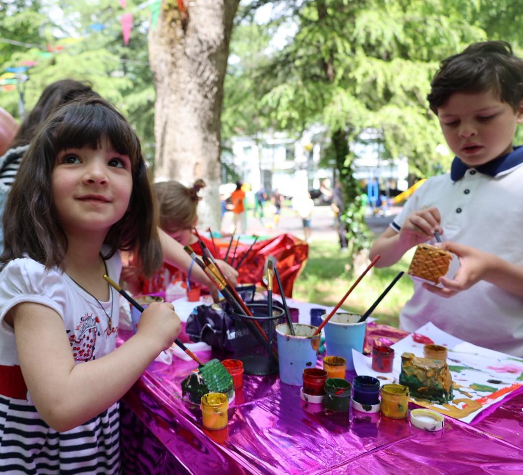 <p style="text-align: justify">1 ივნისი - ბავშვთა დაცვის საერთაშორისო დღე ბორჯომში საზეიმო ღონისძიებით აღინიშნა.</p><p style="text-align: justify">დღეს, მერაბ კოსტავას სახელობის სკვერში ბორჯომის მუნიციპალიტეტის ორგანიზებით პატარებისათვის მრავალფეროვანი ღონისძიებები გაიმართა.</p><p style="text-align: justify">პატარა სტუმრების წინაშე ადგილობრივი მუსიკალური და ქორეოგრაფიული ანსამბლები, ასევე სოლო შემსრულებლები წარდგნენ.</p><p style="text-align: justify">პარკის ტერიტორიაზე ბავშვებისთვის მოწყობილი იყო გასართობი ზონები, ვორქშოპები, სადღესასწაულო ატმოსფერო, ასევე პატარებს შესაძლებლობა ჰქონდათ მონაწილეობა მიეღოთ სპორტულ აქტივობებში.</p><p style="text-align: justify">ბორჯომის მუნიციპალიტეტის მერმა ოთარ არბოლოშვილმა ყველა პატარას მიულოცა ბავშვთა დაცვის საერთაშორისო დღე და მათ წარმატებული და ბედნიერი მომავალი უსურვა.</p>