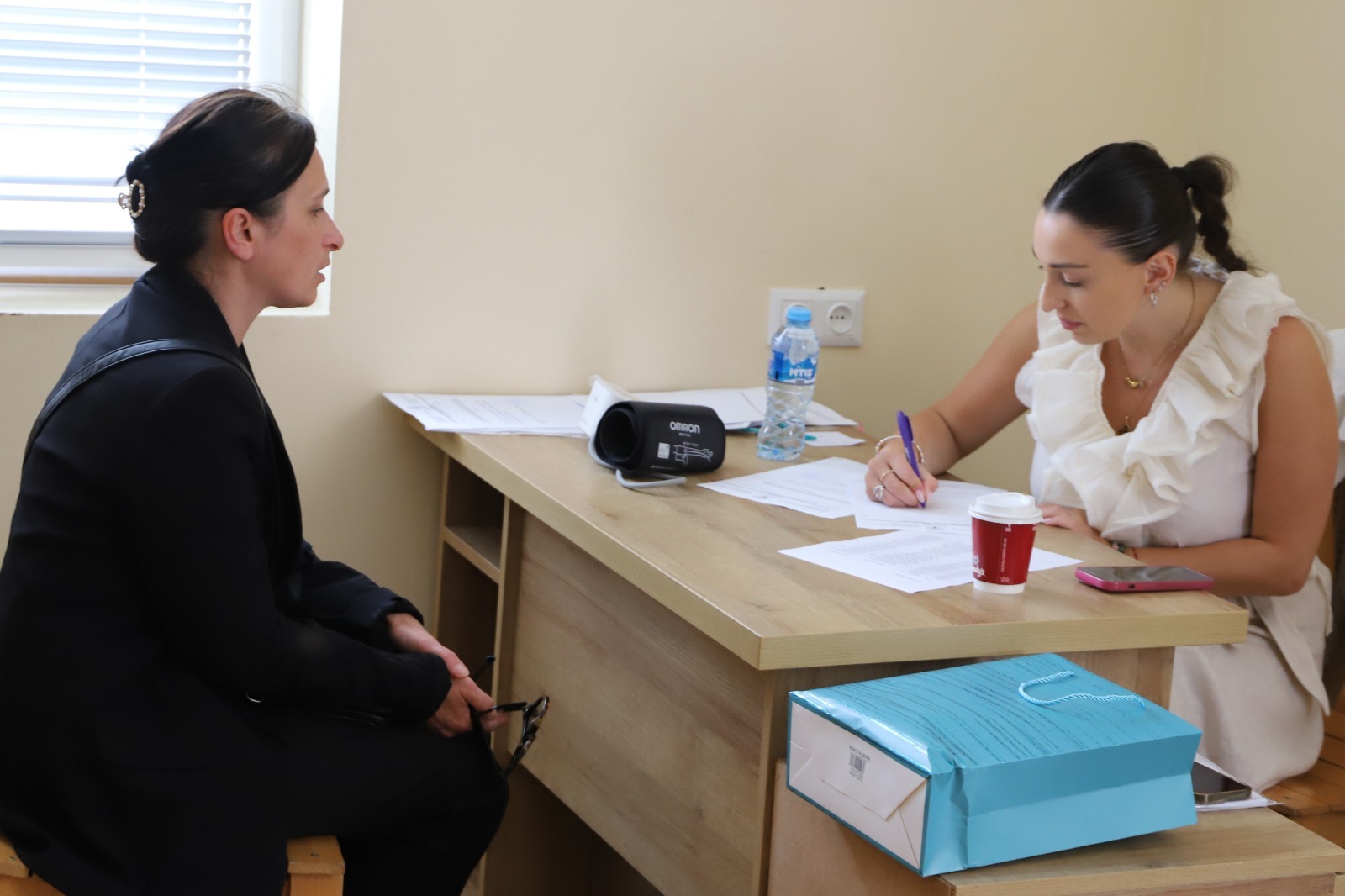 <p style="text-align: justify">5 ივნისს, თერჯოლის მუნიციპალიტეტში შაქრიანი დიაბეტის მქონე პაციენტებს უფასო კონსულტაციები ჩაუტარდათ. </p><p style="text-align: justify">პაციენტებს კონსულტაციები ენდოკრინოლოგიის ეროვნული ინსტიტუტის ექიმებმა ჩაუტარეს.</p><p style="text-align: justify">აქციის ფარგლებში ბენეფიციარებმა მიიღეს შემდეგ მომსახურება:<br>- საერთო ქოლესტერინის განსაზღვრა;<br>- გლუკოზის განსაზღვრა სისხლში;<br>- ფარისებრი ჯირკვლის ექოსკოპიური კვლევა.</p><p style="text-align: justify">"სამედიცინო აქცია მუნიციპალიტეტის მერიის მხარდაჭერით და სოციალური სამსახურის ორგანიზებით მოეწყო, აღნიშნული აქციის მიზანი კი მოქალაქეებზე ზრუნვა, დაავადების დროული პრევენცია და მკურნალობის ხელშეწყობაა", - აღნიშნავენ მუნიციპალიტეტის მერიაში.</p>