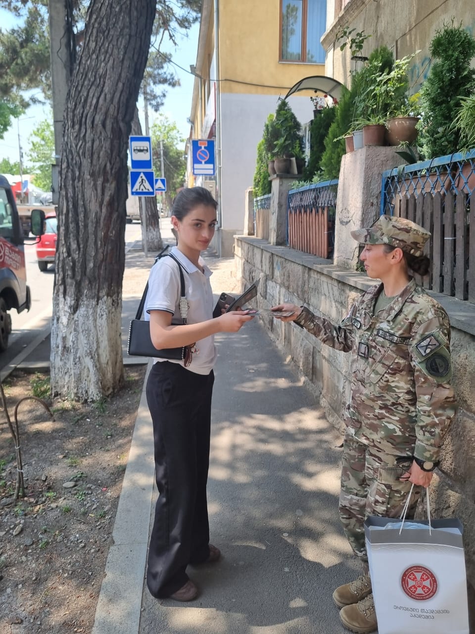 <p style="text-align: justify"><span style="color: rgb(8, 8, 9)">ეროვნული თავდაცვის აკადემიის საგანმანათლებლო პროგრამების პოპულარიზაციის, საკანდიდატო კურსზე მსმენელების მოზიდვის და აკადემიის შესახებ ცნობადობის გაზრდის მიზნით უმცროს ოფიცერთა მომზადების სკოლის საკანდიდატო კურსის მსმენელებმა ქვეყნის მასშტაბით საზოგადოების თავშეყრის ადგილებში აკადემიის და საკანდიდატო კურსის შესახებ საინფორმაციო-სარეკლამო ბუკლეტები გაავრცელეს.</span></p><p style="text-align: justify"><span style="color: rgb(8, 8, 9)">ეროვნული თავდაცვის აკადემიაში საკანდიდატო კურსზე საბუთების მიღება მიმდინარეობს. აღნიშნულ კურსზე ჩასარიცხმა კანდიდატებმა საბუთები უნდა წარმოადგინონ 2025 წლის 26 ივნისის ჩათვლით შემდეგ მისამართზე ქ. გორი, ცხინვალის გზატკეცილი მე-3 კილომეტრი.</span></p><p style="text-align: justify"><span style="color: rgb(8, 8, 9)">კურსზე მიიღებიან:</span></p><p style="text-align: justify"><span style="color: rgb(8, 8, 9)">➤ უმაღლესი განათლების მქონე საქართველოს მოქალაქეები, რომლებსაც არ გაუვლიათ წვევამდელთა ეროვნული სამხედრო სამსახური, იმყოფებიან წვევამდელთა ეროვნული სამხედრო სამსახურის აღრიცხვაზე და არ შესრულებიათ 27 წელი.</span></p><p style="text-align: justify"><span style="color: rgb(8, 8, 9)">➤ ქალები, რომლებიც არ იმყოფებიან წვევამდელთა ეროვნული სამხედრო სამსახურის აღრიცხვაზე;</span></p><p style="text-align: justify"><span style="color: rgb(8, 8, 9)">➤ უმაღლესი განათლების მქონე, რეზერვში (რიგითები, კაპრალები, სერჟანტები) მყოფი საქართველოს მოქალაქეები 30 წლის ჩათვლით;</span></p><p style="text-align: justify"><span style="color: rgb(8, 8, 9)">➤ უმაღლესი განათლების მქონე, პროფესიულ საკონტრაქტო სამხედრო სამსახურში მყოფი (რიგითები, კაპრალები, სერჟანტები) საქართველოს მოქალაქეები 30 წლის ჩათვლით;</span></p><p style="text-align: justify"><span style="color: rgb(8, 8, 9)">➤ სამედიცინო განათლების და ექიმის შესაბამისი სერტიფიკატის მქონე პირები 35 წლის ჩათვლით.</span></p><p style="text-align: justify"><span style="color: rgb(8, 8, 9)">➤ უმაღლესი განათლების მქონე ეროვნული გვარდიის ტერიტორიულ რეზერვში მყოფი (რიგითები, კაპრალები, სერჟანტები) საქართველოს მოქალაქეები 30 წლის ჩათვლით;</span></p><p style="text-align: justify"><span style="color: rgb(8, 8, 9)">: </span><a target="_blank" rel="noopener noreferrer nofollow" class="text-brand-500 underline" href="https://eta.edu.ge/ge/page/109/gaxdi-msmeneli"><span style="color: rgb(0, 100, 209)"><strong>https://eta.edu.ge/ge/page/109/gaxdi-msmeneli</strong></span></a></p><p style="text-align: justify"><span style="color: rgb(8, 8, 9)">საკონტაქტო ინფორმაცია:</span></p><p style="text-align: justify"><span style="color: rgb(8, 8, 9)">: </span><a target="_blank" rel="noopener noreferrer nofollow" class="text-brand-500 underline" href="mailto:jotc@eta.edu.ge"><span style="color: rgb(8, 8, 9)">jotc@eta.edu.ge</span></a><span style="color: rgb(8, 8, 9)">;</span></p><p style="text-align: justify"><span style="color: rgb(8, 8, 9)">: 577 39 01 94; 599 90 15 61;</span></p><p style="text-align: justify"><span style="color: rgb(8, 8, 9)">: გორი, ცხინვალის გზატკეცილი მე-3 კმ;</span></p><p style="text-align: justify"><span style="color: rgb(8, 8, 9)">სამუშაო საათები:</span></p><p style="text-align: justify"><span style="color: rgb(8, 8, 9)">ორშაბათი-ხუთშაბათი 09:00 -17:00 სთ; პარასკევი 09:00-15:00 სთ.</span></p>