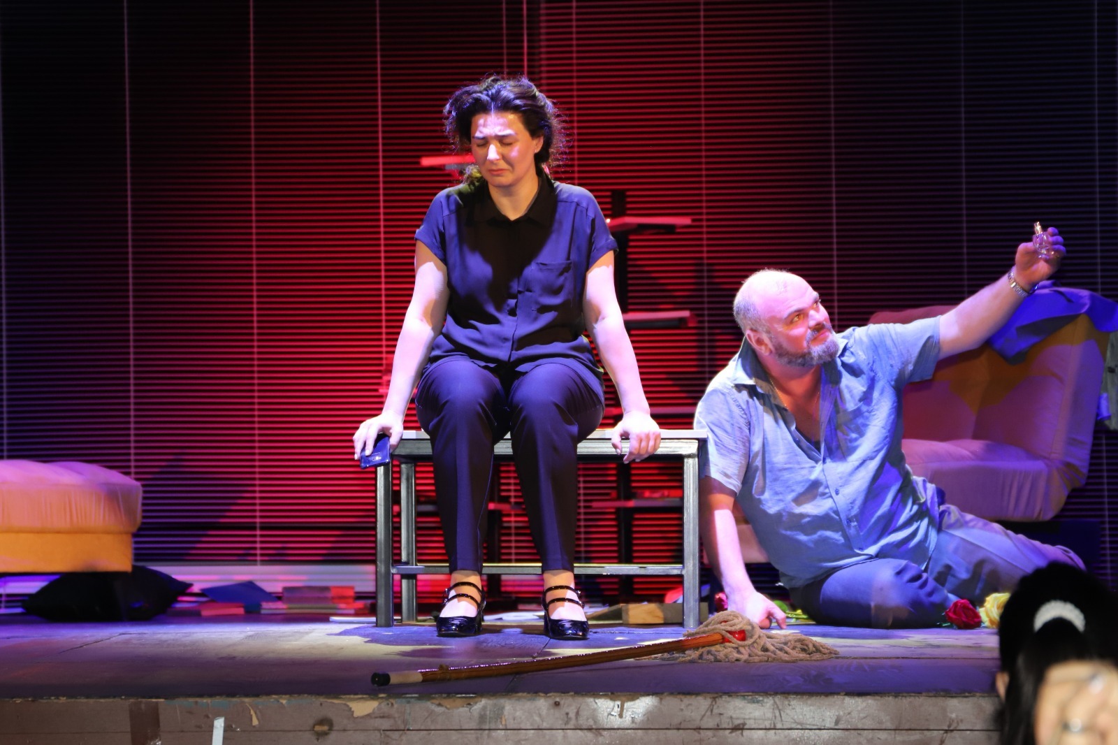 <p style="text-align: justify">22 ივნისს, ქუთაისის ლადო მესხიშვილის სახელობის თეატრის სცენაზე, ფესტივალ "თეატრალური იმერეთი 2025"-ის ფარგლებში, თერჯოლის სახალხო თეატრმა მაყურებლის წინაშე იასმინა რეზას მოტივებზე შექმნილი &nbsp;შავი კომედია – "ომის ღმერთი“ წარადგინა.</p><p style="text-align: justify">სპექტაკლმა დამსწრე საზოგადოების მოწონება დაიმსახურა – თანამედროვე ოჯახის პრობლები, ურთიერთობები, დაპირისპირება, ირონია და სხვა მნიშვნელოვანი თემები ერთ სცენაზე გაერთიანდა.</p><p style="text-align: justify">წარმოდგენას &nbsp;თერჯოლის მუნიციპალიტეტის მერი მანუჩარ რობაქიძე, საკრებულოს თავმჯდომარის მოადგილე დავით გოგბერაშვილი, მერიის კულტურის, განათლების, სპორტისა და ახალგაზრდულ საქმეთა &nbsp;სამსახურის ხელმძღვანელი მაკა ასათიანი და ადგილობრივი თვითმმართველობების წარმომადგენლები ესწრებოდნენ.</p><p style="text-align: justify">თეატრალური ფესტივალი &nbsp;იმერეთში &nbsp;მეთექვსმეტედ იმართება და &nbsp;მისი წარმდგენები არიან: საქართველოს კულტურის &nbsp;სამინისტრო, იმერეთში სახელმწიფო რწმუნებულის ადმინისტრაცია, ქუთაისის მერია, საქართველოს თეატრალური საზოგადოება და იმერეთის რეგიონის მუნიციპალიტეტები.</p>