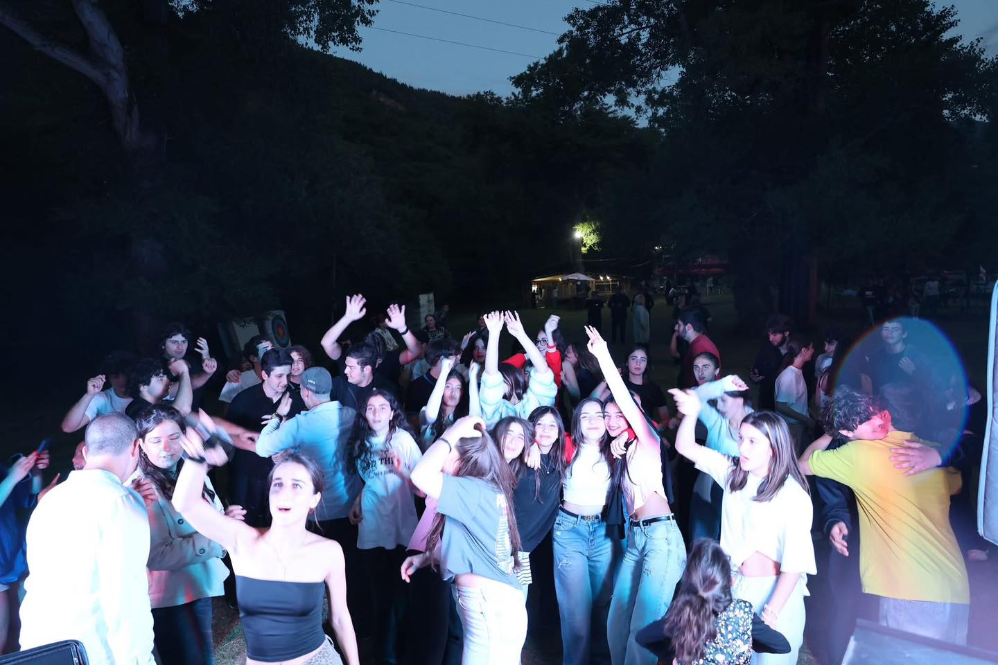 <p style="text-align: justify">ბორჯომის მუნიციპალიტეტის მიერ ორგანიზებული ახალგაზრდული ბანაკი ქართული ესტრადის მომღერლების კონცერტით დაიხურა.</p><p style="text-align: justify">მუნიციპალიტეტის მერიის ინფორმაციით, ბანაკის წევრებს ბორჯომის მუნიციპალიტეტის მერი ოთარ არბოლიშვილი შეხვდა. შეხვედრაზე მოზარდებმა მუნიციპალიტეტის მერისგან მოისმინეს ინფორმაცია ბორჯომის მერიის მიერ განხორციელებული და დაგეგმილი ახალგაზრდული პროგრამებისა და პროექტების შესახებ.</p><p style="text-align: justify">16-დან 20 წლამდე ახალგაზრდებმა მონაწილეობა მიიღეს სხვადასხვა სპორტულ აქტივობაში - ფრენბურთი, ზიპლაინი, მშვილდისრის სროლა, კედელზე ცოცვა, ჯომარდობა.</p><p style="text-align: justify">საღამოს კი ბანაკის მონაწილეების სადღესასწაულო განწყობაზე მომღერალმა ირაკლი ნოზაძემ, თიკა ჯამბურიამ და DJ ალექსანდრე ლორთქიფანიძემ იზრუნეს.</p><p style="text-align: justify"></p>