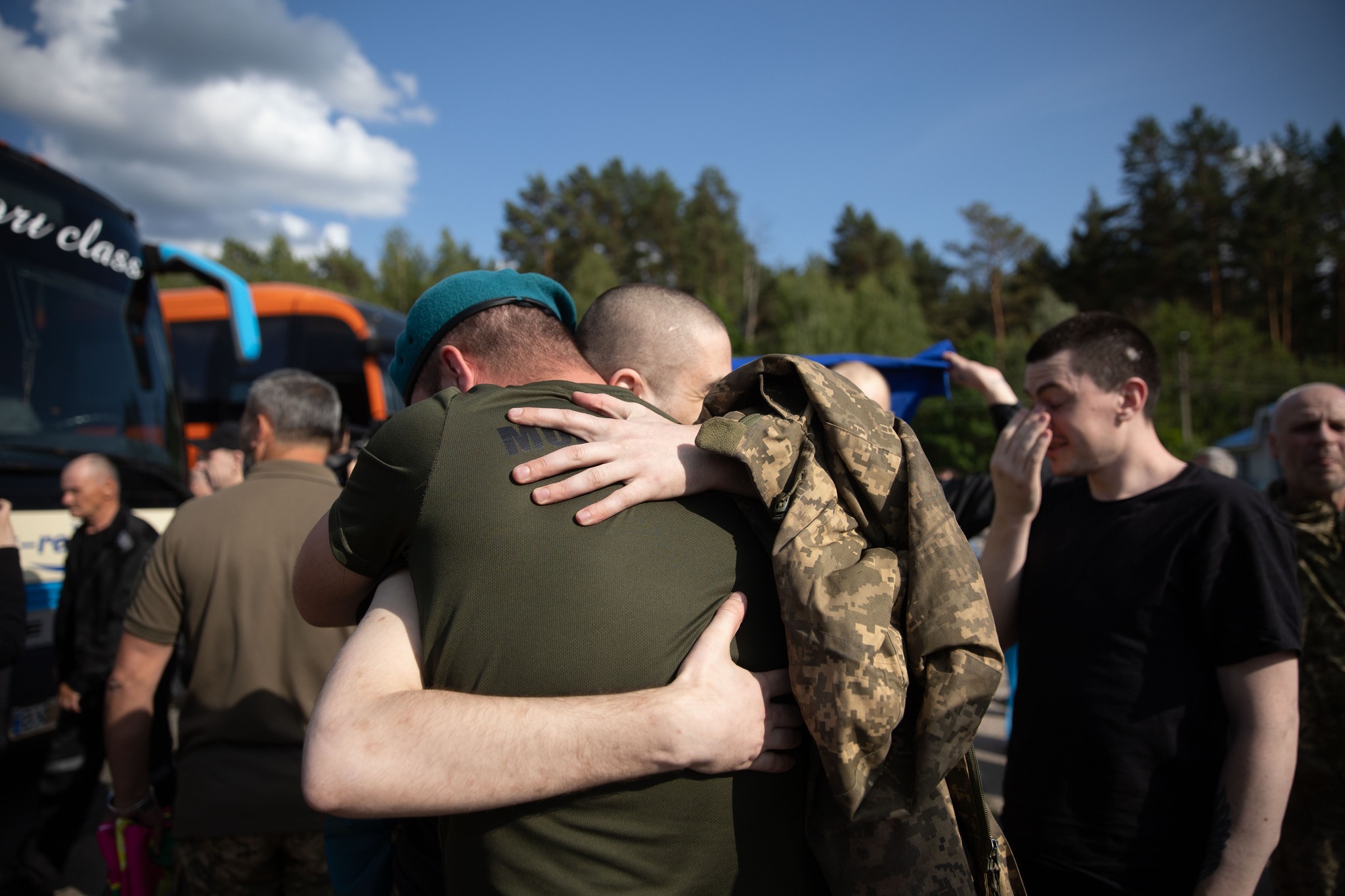 <p style="text-align: justify">სამშაბათს, 10 ივნისს, უკრაინამ და რუსეთმა ტყვეთა მორიგი განახორციელეს.</p><p style="text-align: justify">უკრაინის პრეზიდენტის განცხადებით, ტყვეების გაცვლა უნდა გაგრძელდეს.</p><p style="text-align: justify">"ჩვენ ვაგრძელებთ ჩვენი ხალხის დაბრუნებას, რაზეც სტამბოლში შევთანხმდით. დღეს არის ჩვენი მძიმედ დაჭრილი და დაშავებული ჯარისკაცების რუსული ტყვეობიდან დაბრუნების პირველი ეტაპი. მათ ყველას სასწრაფო სამედიცინო დახმარება სჭირდებათ. ეს მნიშვნელოვანი ჰუმანიტარული აქტია“, - განაცხადა ზელენსკიმ.</p><p style="text-align: justify">მისი თქმით, შესაძლებელი გახდა ჯარისკაცების დაბრუნება უკრაინის თავდაცვისა და უსაფრთხოების ძალების სხვადასხვა კომპონენტიდან: შეიარაღებული ძალებიდან, ეროვნული გვარდიიდან, უკრაინის სახელმწიფო სასაზღვრო სამსახურიდან და სახელმწიფო სპეციალური სატრანსპორტო სამსახურიდან.</p><p style="text-align: justify">"გაცვლა უნდა გაგრძელდეს. ჩვენ ყველაფერს ვაკეთებთ იმისათვის, რომ ვიპოვოთ და დავაბრუნოთ თითოეული ადამიანი, ვინც ტყვეობაშია. მადლობელი ვარ ყველას, ვინც გვეხმარება“, - აღნიშნა პრეზიდენტმა.</p><div class="iframe-wrapper"><iframe src="https://www.facebook.com/plugins/post.php?href=https%3A%2F%2Fwww.facebook.com%2Fzelenskyy.official%2Fposts%2Fpfbid02CSNZAJ5d7jkVvsqUgh4Zcydb2jJo5kBybDDYEfm9dNGou2AwcNE8WMECRgkt8Kiil&amp;show_text=true&amp;width=500" frameborder="0" allowfullscreen="true" width="500" height="812" title="Embedded content" allow="autoplay; clipboard-write; encrypted-media; picture-in-picture; web-share" scrolling="no" style="border:none;overflow:hidden"></iframe></div>