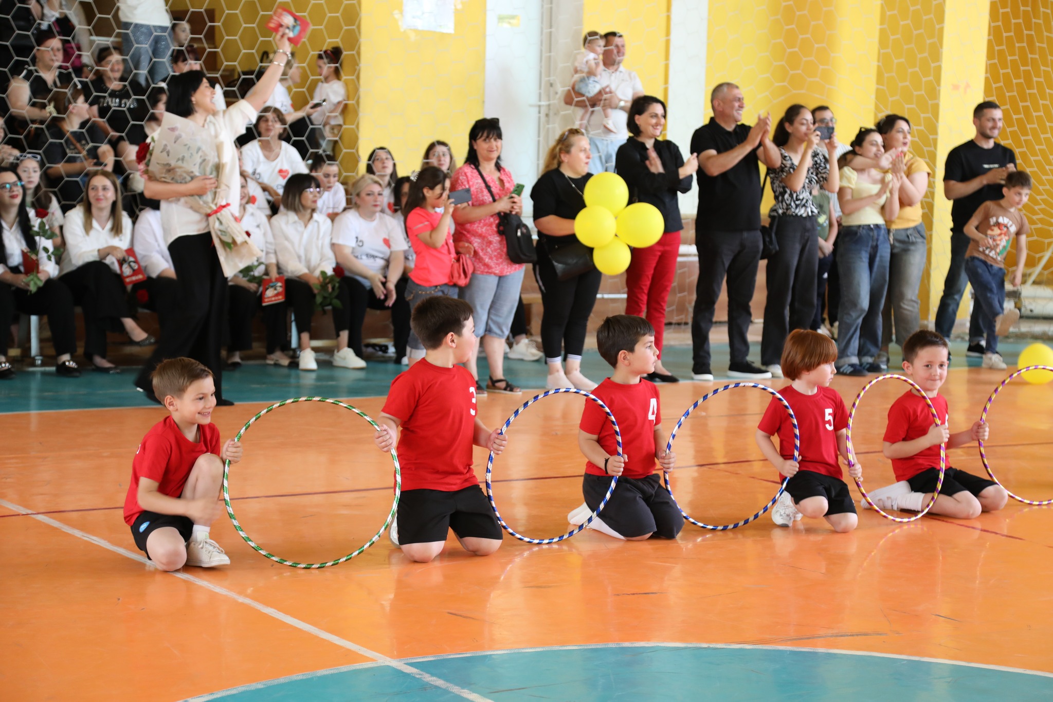 <p style="text-align: justify">ბავშვთა დაცვის საერთაშორისო დღე წყალტუბოში კულტურული და სპორტული ღონისძიებებით აღინიშნა.</p><p style="text-align: justify">საბავშვო ბაღების მოსწავლეთა მონაწილეობით სპორტის სასახლეში მხიარული სტარტები ჩატარდა. სხვადასხვა ნომინაციებში გამარჯვებულ გუნდებს თასები და სიგელები გადაეცათ.</p><p style="text-align: justify">ცენტრალურ პარკში ა(ა)იპ „წყალტუბოს მუნიციპალიტეტის ბავშვთა და ახალგაზრდობის ცენტრისა“ და „ინკლუზიური ცენტრის“ აღსაზრდელთა ხელნაკეთი ნამუშევრების გამოფენა მოეწყო. გაიმართა ანიმატორების წარმოდგენა.</p><p style="text-align: justify">პატარებს შესაძლებლობა ჰქონდათ შეხვედროდნენ ზღაპრის გმირებს და ჩართულიყვნენ მრავალფეროვან გასართობ პროგრამაში.</p><p style="text-align: justify">ბავშვებმა ასევე, ასფალტზე ცარცით ხატვის აქტივობაში მიიღეს მონაწილეობა და სახატავი მასალებით დასაჩუქრდნენ.</p><p style="text-align: justify">ღონისძიება ორგანიზებული იყო წყალტუბოს მუნიციპალიტეტის მერიის კულტურის, განათლების, სპორტისა და ახალგაზრდობის საქმეთა სამსახურის მიერ.</p><p style="text-align: justify">კულტურულ და სპორტულ აქტივობებს წყალტუბოს მუნიციპალიტეტის საკრებულოს კულტურის, განათლების, ტურიზმის, სპორტისა და ახალგაზრდულ საქმეთა კომისიის თავმჯდომარე ლევან ჩანქსელიანი, მერიის კულტურის, განათლების, სპორტისა და ახალგაზრდობის საქმეთა სამსახურის უფროსი რიმა მარგიანი და ადგილობრივი თვითმმართველობის წარმომადგენლები ესწრებოდნენ.</p>