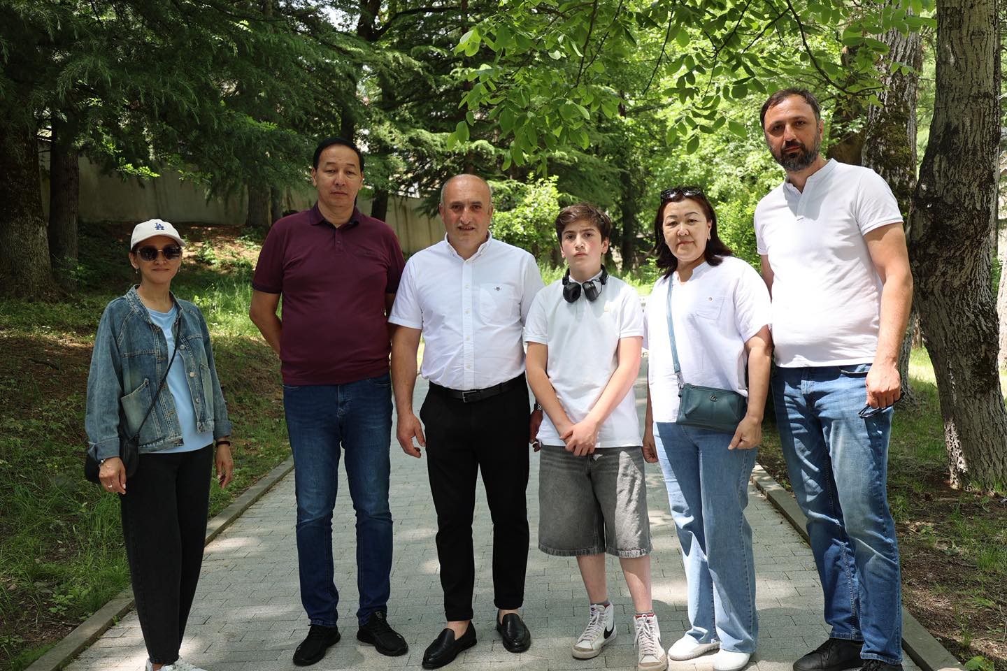 <p style="text-align: justify">1 ივნისი - ბავშვთა დაცვის საერთაშორისო დღე ბორჯომში საზეიმო ღონისძიებით აღინიშნა.</p><p style="text-align: justify">დღეს, მერაბ კოსტავას სახელობის სკვერში ბორჯომის მუნიციპალიტეტის ორგანიზებით პატარებისათვის მრავალფეროვანი ღონისძიებები გაიმართა.</p><p style="text-align: justify">პატარა სტუმრების წინაშე ადგილობრივი მუსიკალური და ქორეოგრაფიული ანსამბლები, ასევე სოლო შემსრულებლები წარდგნენ.</p><p style="text-align: justify">პარკის ტერიტორიაზე ბავშვებისთვის მოწყობილი იყო გასართობი ზონები, ვორქშოპები, სადღესასწაულო ატმოსფერო, ასევე პატარებს შესაძლებლობა ჰქონდათ მონაწილეობა მიეღოთ სპორტულ აქტივობებში.</p><p style="text-align: justify">ბორჯომის მუნიციპალიტეტის მერმა ოთარ არბოლოშვილმა ყველა პატარას მიულოცა ბავშვთა დაცვის საერთაშორისო დღე და მათ წარმატებული და ბედნიერი მომავალი უსურვა.</p>