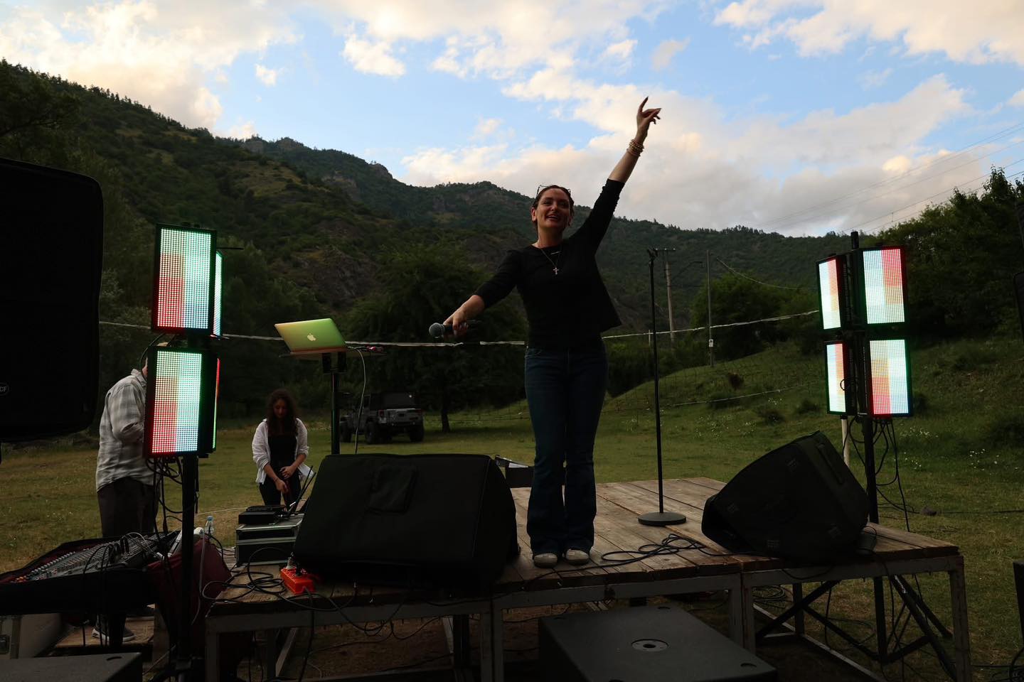 <p style="text-align: justify">ბორჯომის მუნიციპალიტეტის მიერ ორგანიზებული ახალგაზრდული ბანაკი ქართული ესტრადის მომღერლების კონცერტით დაიხურა.</p><p style="text-align: justify">მუნიციპალიტეტის მერიის ინფორმაციით, ბანაკის წევრებს ბორჯომის მუნიციპალიტეტის მერი ოთარ არბოლიშვილი შეხვდა. შეხვედრაზე მოზარდებმა მუნიციპალიტეტის მერისგან მოისმინეს ინფორმაცია ბორჯომის მერიის მიერ განხორციელებული და დაგეგმილი ახალგაზრდული პროგრამებისა და პროექტების შესახებ.</p><p style="text-align: justify">16-დან 20 წლამდე ახალგაზრდებმა მონაწილეობა მიიღეს სხვადასხვა სპორტულ აქტივობაში - ფრენბურთი, ზიპლაინი, მშვილდისრის სროლა, კედელზე ცოცვა, ჯომარდობა.</p><p style="text-align: justify">საღამოს კი ბანაკის მონაწილეების სადღესასწაულო განწყობაზე მომღერალმა ირაკლი ნოზაძემ, თიკა ჯამბურიამ და DJ ალექსანდრე ლორთქიფანიძემ იზრუნეს.</p><p style="text-align: justify"></p>