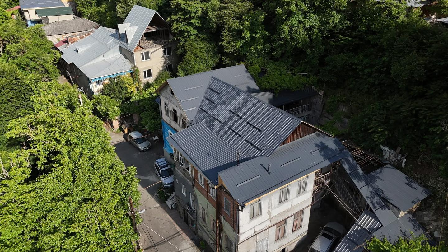 <p style="text-align: justify">ბორჯომის მუნიციპალიტეტის დაფინანსებით, ხუთი საცხოვრებელი სახლის სახურავის რეაბილიტაცია მიმდინარეობს.</p><p style="text-align: justify">პროექტი „ბინათმესაკუთრეთა ამხანაგობის ხელშეწყობის“ პროგრამის ფარგლებში ხორციელდება.</p><p style="text-align: justify">მუნიციპალიტეტის მერიის ინფორმაციით, ამ ეტაპზე, სამი საცხოვრებელი სახლის სახურავის რეაბილიტაცია დასკვნით ფაზაშია, ხოლო ორ მისამართზე სარეაბილიტაციო სამუშაოები ინტენსიურ რეჟიმში მიმდინარეობს.</p>