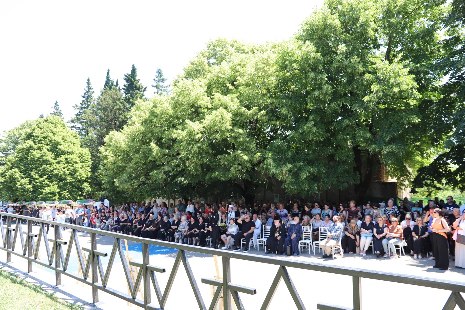 <p style="text-align: justify">თერჯოლის მუნიციპალიტეტის სოფელ ჩხარში ძეგლი "დედის ლოცვა" გაიხსნა. &nbsp;</p><p style="text-align: justify">ძეგლის გახსნის ცერემონიას იმერეთის რეგიონიდან და მუნიციპალიტეტიდან მოწვეული სტუმრები დაესწრნენ.</p><p style="text-align: justify">ძეგლის შექმნის იდეა ადგილობრივ ბიზნესმენ იორამ აბულაძეს ეკუთვნის, ხოლო მისი ავტორი მოქანდაკე გიორგი კიკვიძეა.</p><p style="text-align: justify">"დედის ლოცვის" გახსნის შემდეგ, სოფელ ჩხარის ცენტრში &nbsp;მხატვრული ღონისძიება გაიმართა, რომელშიც ადგილობრივი შემოქმედებითი ანსამბლები და ინდივიდუალური შემსრულებლები მონაწილეობდნენ. &nbsp;</p><p style="text-align: justify">ღონისძიებები მუნიციპალიტეტის მერიის მხარდაჭერით, მერიის კულტურის სამსახურის ორგანიზებით და ააიპების ჩართულობით მოეწყო.</p>