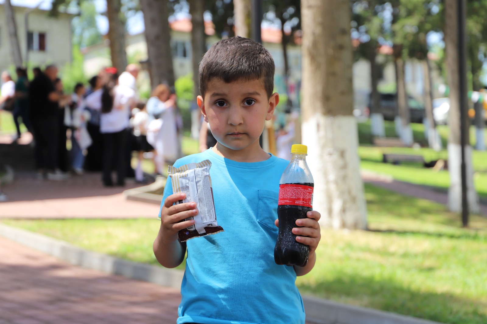 <p style="text-align: justify">თერჯოლაში ბავშვთა დაცვის საერთაშორისო დღესთან დაკავშირებით, სხვადასხვა გასართობი და შემეცნებითი ღონისძიება ჩატარდა.</p><p style="text-align: justify">მუნიციპალიტეტის მერიის ორგანიზებით, ლაშა გოგიაშვილის სახელობის სკვერში მოეწყო ბავშვთა გასართობი სივრცე, მრავალფეროვანი ატრაქციონებით - გასაბერი და სპორტული ბატუტი, ცხენების კარუსელი, მუსიკალური ჩაიდანის, ჰოკეის, აიწონას, ყვავილის და კალათბურთის აპარატები. &nbsp;</p><p style="text-align: justify">ა(ა)იპ თერჯოლის მოსწავლე ახალგაზრდობის მუნიციპალურ ცენტრმა წარმოადგინა &nbsp;მხატვრული ღონისძიება. ღონისძიებაში მოსწავლე ახალგაზრდობის სახლში არსებული ადგილობრივი ქორეოგრაფიული ანსამბლები და ინდივიდუალური შემსრულებლები მონაწილეობდნენ. მოეწყო ხელნაკეთი ნივთების გამოფენა, სახალისო ვიქტორინა.</p><p style="text-align: justify">ღონისძიებას თერჯოლის მუნიციპალიტეტის მერი მანუჩარ რობაქიძე, მერის მოადგილეები ზვიად ბაზაძე და &nbsp;მირზა ქოჩიაშვილი, საკრებულოს თავმჯდომარე გიორგი ბარათაშვილი და ადგილობრივი თვითმმართველობის წარმომადგენლები ესწრებოდნენ.</p><p style="text-align: justify">ხელმძღვანელმა პირებმა ბავშვებს 1 ივნისის დღესასწაული მიულოცეს და წარმატებები უსურვეს. 1 ივნისთან დაკავშირებით, მერიისგან ბავშვებს სიურპრიზად ნაყინები დაურიგდათ.</p>