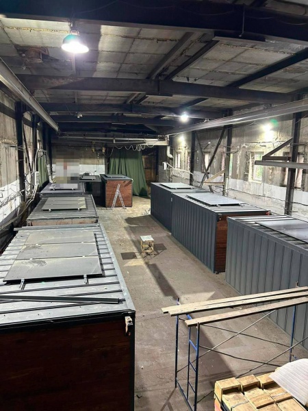 <p style="text-align: justify">1 ივნისს, უკრაინის უსაფრთხოების სამსახურმა რუსეთში ოკუპანტების თვითმფრინავების განადგურების ოპერაცია ჩაატარა. 40-ზე მეტი თვითმფრინავი იქნა განადგურებული, - ინფორმაციას უკრაინული მედია წყაროებზე დაყრდნობით ავრცელებს.</p><p style="text-align: justify">"ამჟამად, უკრაინის უსაფრთხოების სამსახური რუსეთის ფედერაციის ზურგში მტრის ბომბდამშენების თვითმფრინავების განადგურების მასშტაბურ სპეცოპერაციას ატარებს. უკრაინის უსაფრთხოების სამსახურის ხელმძღვანელის მალუკის წყალობით, რუსეთის ფედერაციამ გაიგო სიტყვა "დემილიტარიზაციის“ ნამდვილი მნიშვნელობა“, - განაცხადეს წყაროებმა.</p><p style="text-align: justify">მათი მონაცემებით, SBU-ს დრონები მუშაობენ თვითმფრინავებზე, რომლებიც ყოველ ღამე უკრაინის ქალაქებს ბომბავენ. ამჟამად თვითმფრინავები იწვის "ბელაიას", "დიაგილევოს", "ოლენიას" და "ივანოვოს" აეროდრომებზე.</p><p style="text-align: justify">"ამჟამად ცნობილია, რომ 40-ზე მეტი თვითმფრინავი იქნა განადგურებული, მათ შორის A-50, Tu-95 და Tu-22 M3. ერთ-ერთ ვიდეოში ჩანს, როგორ იწვის "ბელაიას" აეროდრომი და ისმის SBU-ს თავმჯდომარის, გენერალ-ლეიტენანტი ვასილ მალიუკის ხმა, რომელიც "აფეთქებაზე“ კომენტარს აკეთებს“, - აცხადებენ წყაროები.</p><p style="text-align: justify">წყაროების ცნობით, ოპერაციას პირადად აკონტროლებდა უკრაინის პრეზიდენტი, უმაღლესი მთავარსარდალი ვოლოდიმირ ზელენსკი და გეგმა განხორციელდა უკრაინის უსაფრთხოების სამსახურის უფროსის ვასილ მალიუკის და მისი თანამშრომლების მიერ.</p><p style="text-align: justify">ოპერაცია ლოგისტიკური თვალსაზრისით უაღრესად რთული იყო. უსაფრთხოების სამსახურმა რუსეთში ჯერ FPV დრონები გაგზავნა, შემდეგ კი მობილური ხის სახლები. მოგვიანებით, რუსეთის ფედერაციის ტერიტორიაზე, დრონები სახლების სახურავების ქვეშ დამალეს, რომლებიც უკვე სატვირთო მანქანებზე იყო განთავსებული.</p><p style="text-align: justify">შესაფერის მომენტში, სახლების სახურავები დისტანციურად გაიხსნა და დრონები რუსული ბომბდამშენების დასარტყმელად გაფრინდნენ.</p><p style="text-align: justify">SBU-ს წყაროები ხაზს უსვამენ, რომ ამ ისტორიულ სპეცოპერაციაში მონაწილე ადამიანები დიდი ხანია, უკრაინაში იმყოფებიან. ასე რომ, თუ რუსი დიქტატორის ვლადიმერ პუტინის რეჟიმი ვინმეს დაპატიმრებით შოუს მოაწყობს, ეს კიდევ ერთი წარმოდგენა იქნება შიდა აუდიტორიისთვის.</p><p style="text-align: justify">ამ უნიკალური სპეცოპერაციის შედეგად მტრის ავიაციას წინასწარი მონაცემებით, 2 მილიარდ დოლარზე მეტი ზარალი მიადგა.</p>