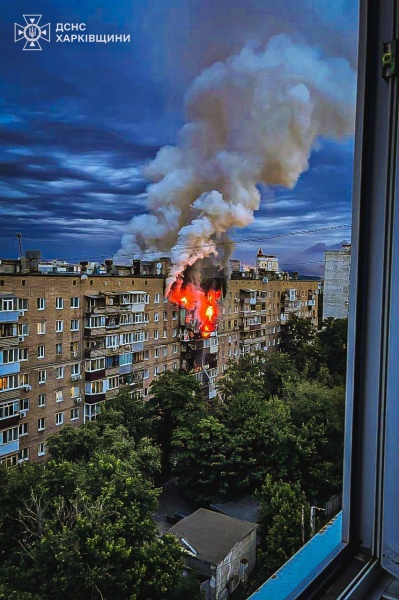 <p style="text-align: justify">7 ივნისის ღამეს რუსმა ოკუპანტებმა ხარკოვზე მთელი სრულმასშტაბიანი ომის განმავლობაში ყველაზე ძლიერი თავდასხმა განახორციელეს. დაბომბვამ ხანძარი გამოიწვია, არის მსხვერპლი და ნგრევა.</p><p style="text-align: justify">"წინასწარი მონაცემებით, ხარკოვის ტერორისტული დაბომბვის შედეგად, ამ წუთის მონაცემებით, ზიანი მიადგა 18 საცხოვრებელ კორპუსს (სამი მათგანის კონსტრუქცია დაზიანდა) და 13 კერძო სახლი“, - წერს ქალაქის მერი იგორ ტერეხოვი.</p><p style="text-align: justify">ხარკოვის რეგიონული სამხედრო ადმინისტრაციის ხელმძღვანელის ოლეგ სინეგუბოვის ინფორმაციით, სამოქალაქო საწარმოს ტერიტორიაზე 40 უპილოტო საფრენი აპარატის, 4 KAB-ის და 1 რაკეტის დაცემის შედეგად, 10,000 კვადრატული მეტრის ფართობზე ხანძარი გაჩნდა.</p><p style="text-align: justify">"დარტყმები ოთხი სახელოსნოს შენობაზე დაფიქსირდა. შესაძლოა, ნანგრევების ქვეშ ადამიანები იყვნენ“, - წერს სინეგუბოვი.</p><p style="text-align: justify">წინასწარი მონაცემებით, რუსების თავდასხმის შედეგად სამი ადამიანი დაიღუპა, 17 დაშავდა, მათ შორის ორი ბავშვი - 14 წლის გოგონა და 1,5 თვის ჩვილი.</p><p>&nbsp;</p>