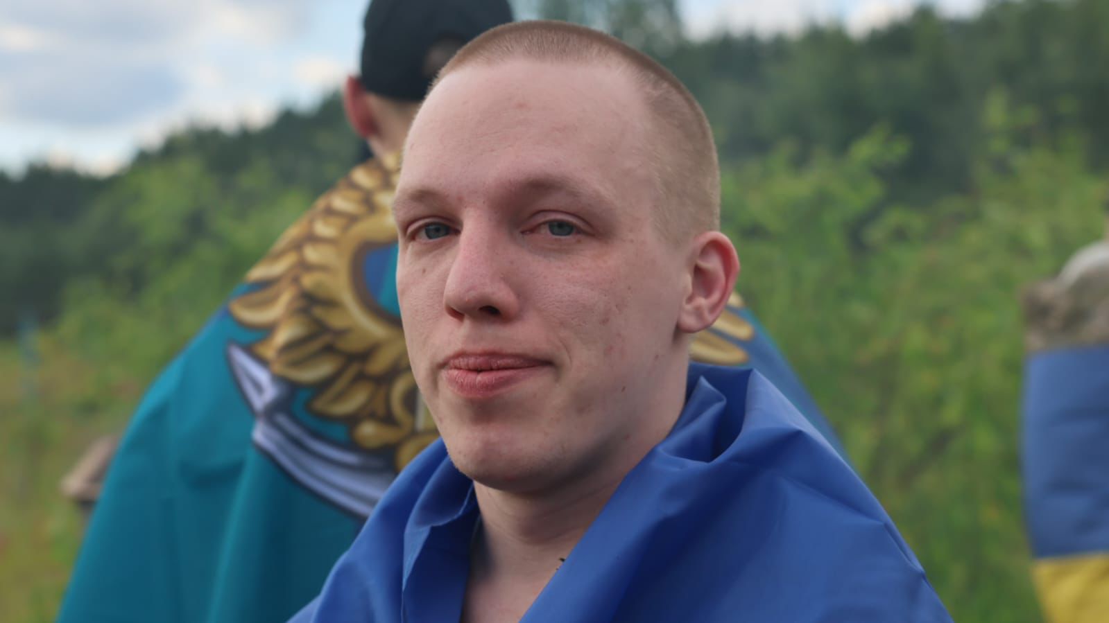 <p style="text-align: justify">26 ივნისს, უკრაინასა და რუსეთს შორის სამხედრო ტყვეების გაცვლის კიდევ ერთი ეტაპი გაიმართა.&nbsp;</p><p style="text-align: justify">"ჩვენ ვაგრძელებთ გაცვლას, კიდევ ერთი ეტაპი. დღეს შეიარაღებული ძალების, ეროვნული გვარდიის, სახელმწიფო სასაზღვრო სამსახურის ჯარისკაცები ბრუნდებიან. მათი უმეტესობა 2022 წლიდან ტყვეობაში იმყოფებოდა. ჩვენ ყველაფერს ვაკეთებთ, რომ ყველა ვიპოვოთ, გადავამოწმოთ ინფორმაცია თითოეული სახელის შესახებ“, - წერს უკრაინის პრეზიდენტი ვოლოდიმირ ზელენსკი.</p><p style="text-align: justify">უმაღლესი რადას ადამიანის უფლებათა კომისრის დმიტრო ლუბინეცის თქმით, უკრაინის შეიარაღებული ძალების, ეროვნული გვარდიისა და სახელმწიფო სასაზღვრო დაცვის სამსახურის ჯარისკაცები უკრაინაში ბრუნდებიან.</p><p style="text-align: justify">ასევე არიან მარიუპოლის დამცველები და ისინი, ვინც 2022 წელს ტყვედ ჩავარდა. ზოგიერთი დამცველი ძებნის სტატუსით იმყოფებოდა და აგრესორი ქვეყნის მიერ არ იყო დადასტურებული.</p><p style="text-align: justify">დაბრუნებულებს შორის არიან ოფიცრებიც. გათავისუფლებული ყველაზე უფროსი 62 წლისაა, ყველაზე ახალგაზრდა კი - 24 წლის.</p><p style="text-align: justify">"ეს პროცესი სახელმწიფო ორგანოების მიერ გაწეული დაუღალავი მუშაობის შედეგია, რომლებიც სამხედრო ტყვეებთან მოპყრობის საკოორდინაციო შტაბის შემადგენლობაში შედიან. ის უკრაინის პრეზიდენტის დავალებით ხორციელდება“, - წერს ლუბინეცი.</p><p style="text-align: justify">შინაგან საქმეთა მინისტრმა იგორ კლიმენკომ განაცხადა, რომ გათავისუფლებულთა უმეტესობა 2022 წლიდან ტყვეობაში იმყოფებოდა.</p><p style="text-align: justify">"ზოგიერთი მათგანის ისტორია ნამდვილი სასწაულია. ისინი დაკარგულად ითვლებოდნენ, მაგრამ გაურკვევლობის მიუხედავად, სახელმწიფო განაგრძობდა ძებნას და დღეს ისინი ჩვენთან არიან“, - წერს ის.</p>