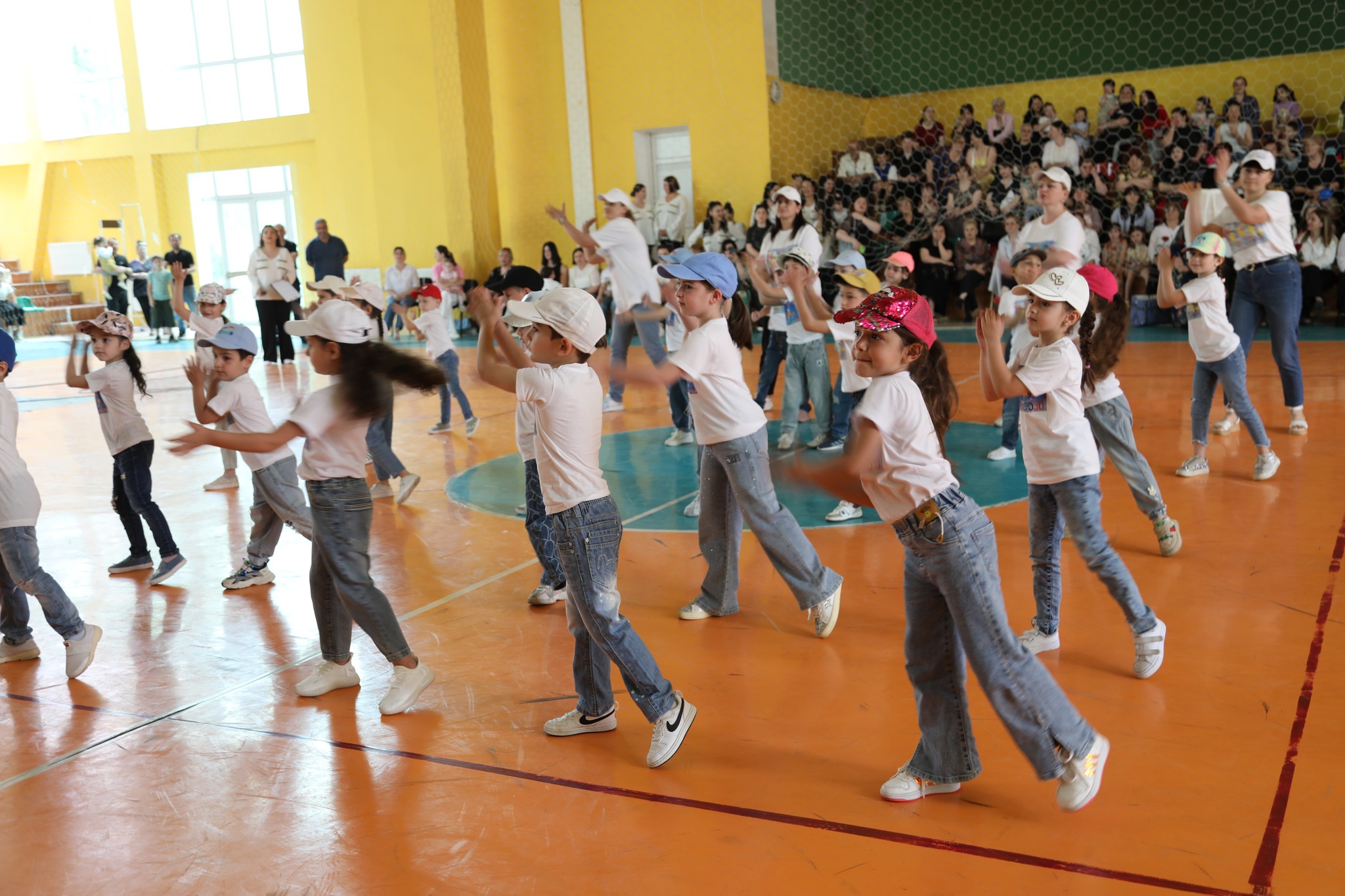 <p style="text-align: justify">ბავშვთა დაცვის საერთაშორისო დღე წყალტუბოში კულტურული და სპორტული ღონისძიებებით აღინიშნა.</p><p style="text-align: justify">საბავშვო ბაღების მოსწავლეთა მონაწილეობით სპორტის სასახლეში მხიარული სტარტები ჩატარდა. სხვადასხვა ნომინაციებში გამარჯვებულ გუნდებს თასები და სიგელები გადაეცათ.</p><p style="text-align: justify">ცენტრალურ პარკში ა(ა)იპ „წყალტუბოს მუნიციპალიტეტის ბავშვთა და ახალგაზრდობის ცენტრისა“ და „ინკლუზიური ცენტრის“ აღსაზრდელთა ხელნაკეთი ნამუშევრების გამოფენა მოეწყო. გაიმართა ანიმატორების წარმოდგენა.</p><p style="text-align: justify">პატარებს შესაძლებლობა ჰქონდათ შეხვედროდნენ ზღაპრის გმირებს და ჩართულიყვნენ მრავალფეროვან გასართობ პროგრამაში.</p><p style="text-align: justify">ბავშვებმა ასევე, ასფალტზე ცარცით ხატვის აქტივობაში მიიღეს მონაწილეობა და სახატავი მასალებით დასაჩუქრდნენ.</p><p style="text-align: justify">ღონისძიება ორგანიზებული იყო წყალტუბოს მუნიციპალიტეტის მერიის კულტურის, განათლების, სპორტისა და ახალგაზრდობის საქმეთა სამსახურის მიერ.</p><p style="text-align: justify">კულტურულ და სპორტულ აქტივობებს წყალტუბოს მუნიციპალიტეტის საკრებულოს კულტურის, განათლების, ტურიზმის, სპორტისა და ახალგაზრდულ საქმეთა კომისიის თავმჯდომარე ლევან ჩანქსელიანი, მერიის კულტურის, განათლების, სპორტისა და ახალგაზრდობის საქმეთა სამსახურის უფროსი რიმა მარგიანი და ადგილობრივი თვითმმართველობის წარმომადგენლები ესწრებოდნენ.</p>