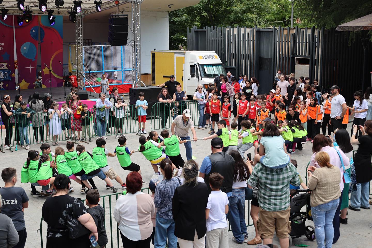 <p style="text-align: justify">1 ივნისი - ბავშვთა დაცვის საერთაშორისო დღე ბორჯომში საზეიმო ღონისძიებით აღინიშნა.</p><p style="text-align: justify">დღეს, მერაბ კოსტავას სახელობის სკვერში ბორჯომის მუნიციპალიტეტის ორგანიზებით პატარებისათვის მრავალფეროვანი ღონისძიებები გაიმართა.</p><p style="text-align: justify">პატარა სტუმრების წინაშე ადგილობრივი მუსიკალური და ქორეოგრაფიული ანსამბლები, ასევე სოლო შემსრულებლები წარდგნენ.</p><p style="text-align: justify">პარკის ტერიტორიაზე ბავშვებისთვის მოწყობილი იყო გასართობი ზონები, ვორქშოპები, სადღესასწაულო ატმოსფერო, ასევე პატარებს შესაძლებლობა ჰქონდათ მონაწილეობა მიეღოთ სპორტულ აქტივობებში.</p><p style="text-align: justify">ბორჯომის მუნიციპალიტეტის მერმა ოთარ არბოლოშვილმა ყველა პატარას მიულოცა ბავშვთა დაცვის საერთაშორისო დღე და მათ წარმატებული და ბედნიერი მომავალი უსურვა.</p>