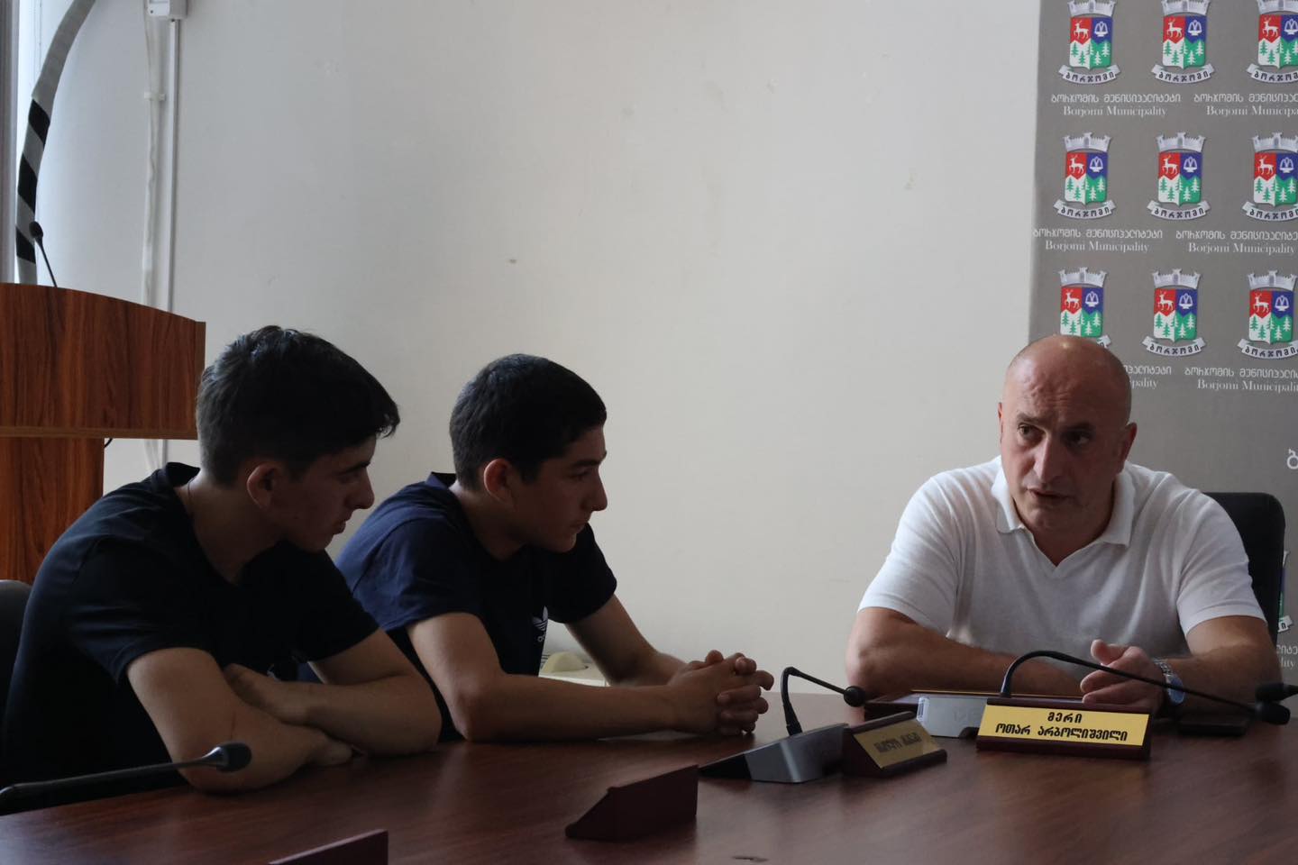 <p style="text-align: justify">ბორჯომის მუნიციპალიტეტის მერმა ოთარ არბოლიშვილმა და საკრებულოს თავმჯდომარე დავით ზაალიშვილმა მკლავჭიდში ევროპის ჩემპიონატში მონაწილე წარმატებულ ბორჯომელ სპორტსმენებს მადლობის სიგელები გადასცეს.</p><p style="text-align: justify">ბორჯომის სასპორტო სკოლის მკლავჭიდის სექციის სპორტსმენი გოგა ბლიაძე 50 კგ წონით კატეგორიაში ევროპის ჩემპიონი გახდა, ალექსანდრე კაპანაძემ მესამე ადგილი მოიპოვა, ხოლო ნელი უსტინენკო მეოთხე ადგილზე გავიდა.</p><p style="text-align: justify">მკლავჭიდის 2025 წლის ევროპის ჩემპიონატი რუმინეთის ქალაქ კლუჟ-ნაპოკაში გაიმართა.</p>