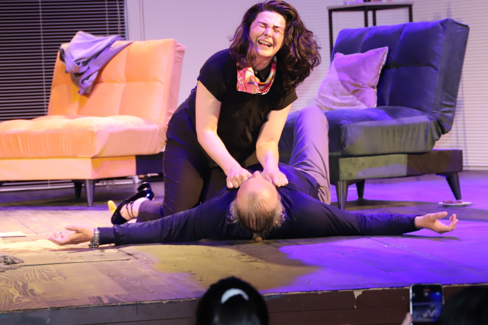 <p style="text-align: justify">22 ივნისს, ქუთაისის ლადო მესხიშვილის სახელობის თეატრის სცენაზე, ფესტივალ "თეატრალური იმერეთი 2025"-ის ფარგლებში, თერჯოლის სახალხო თეატრმა მაყურებლის წინაშე იასმინა რეზას მოტივებზე შექმნილი &nbsp;შავი კომედია – "ომის ღმერთი“ წარადგინა.</p><p style="text-align: justify">სპექტაკლმა დამსწრე საზოგადოების მოწონება დაიმსახურა – თანამედროვე ოჯახის პრობლები, ურთიერთობები, დაპირისპირება, ირონია და სხვა მნიშვნელოვანი თემები ერთ სცენაზე გაერთიანდა.</p><p style="text-align: justify">წარმოდგენას &nbsp;თერჯოლის მუნიციპალიტეტის მერი მანუჩარ რობაქიძე, საკრებულოს თავმჯდომარის მოადგილე დავით გოგბერაშვილი, მერიის კულტურის, განათლების, სპორტისა და ახალგაზრდულ საქმეთა &nbsp;სამსახურის ხელმძღვანელი მაკა ასათიანი და ადგილობრივი თვითმმართველობების წარმომადგენლები ესწრებოდნენ.</p><p style="text-align: justify">თეატრალური ფესტივალი &nbsp;იმერეთში &nbsp;მეთექვსმეტედ იმართება და &nbsp;მისი წარმდგენები არიან: საქართველოს კულტურის &nbsp;სამინისტრო, იმერეთში სახელმწიფო რწმუნებულის ადმინისტრაცია, ქუთაისის მერია, საქართველოს თეატრალური საზოგადოება და იმერეთის რეგიონის მუნიციპალიტეტები.</p>