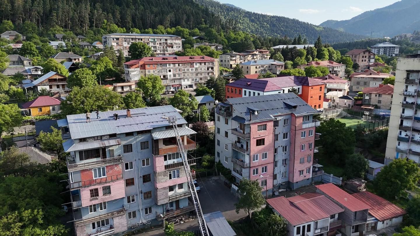 <p style="text-align: justify">ბორჯომის მუნიციპალიტეტის დაფინანსებით, ხუთი საცხოვრებელი სახლის სახურავის რეაბილიტაცია მიმდინარეობს.</p><p style="text-align: justify">პროექტი „ბინათმესაკუთრეთა ამხანაგობის ხელშეწყობის“ პროგრამის ფარგლებში ხორციელდება.</p><p style="text-align: justify">მუნიციპალიტეტის მერიის ინფორმაციით, ამ ეტაპზე, სამი საცხოვრებელი სახლის სახურავის რეაბილიტაცია დასკვნით ფაზაშია, ხოლო ორ მისამართზე სარეაბილიტაციო სამუშაოები ინტენსიურ რეჟიმში მიმდინარეობს.</p>