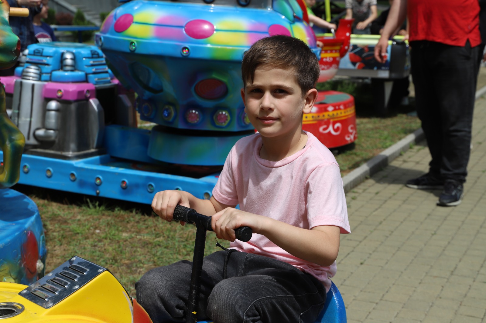 <p style="text-align: justify">თერჯოლაში ბავშვთა დაცვის საერთაშორისო დღესთან დაკავშირებით, სხვადასხვა გასართობი და შემეცნებითი ღონისძიება ჩატარდა.</p><p style="text-align: justify">მუნიციპალიტეტის მერიის ორგანიზებით, ლაშა გოგიაშვილის სახელობის სკვერში მოეწყო ბავშვთა გასართობი სივრცე, მრავალფეროვანი ატრაქციონებით - გასაბერი და სპორტული ბატუტი, ცხენების კარუსელი, მუსიკალური ჩაიდანის, ჰოკეის, აიწონას, ყვავილის და კალათბურთის აპარატები. &nbsp;</p><p style="text-align: justify">ა(ა)იპ თერჯოლის მოსწავლე ახალგაზრდობის მუნიციპალურ ცენტრმა წარმოადგინა &nbsp;მხატვრული ღონისძიება. ღონისძიებაში მოსწავლე ახალგაზრდობის სახლში არსებული ადგილობრივი ქორეოგრაფიული ანსამბლები და ინდივიდუალური შემსრულებლები მონაწილეობდნენ. მოეწყო ხელნაკეთი ნივთების გამოფენა, სახალისო ვიქტორინა.</p><p style="text-align: justify">ღონისძიებას თერჯოლის მუნიციპალიტეტის მერი მანუჩარ რობაქიძე, მერის მოადგილეები ზვიად ბაზაძე და &nbsp;მირზა ქოჩიაშვილი, საკრებულოს თავმჯდომარე გიორგი ბარათაშვილი და ადგილობრივი თვითმმართველობის წარმომადგენლები ესწრებოდნენ.</p><p style="text-align: justify">ხელმძღვანელმა პირებმა ბავშვებს 1 ივნისის დღესასწაული მიულოცეს და წარმატებები უსურვეს. 1 ივნისთან დაკავშირებით, მერიისგან ბავშვებს სიურპრიზად ნაყინები დაურიგდათ.</p>