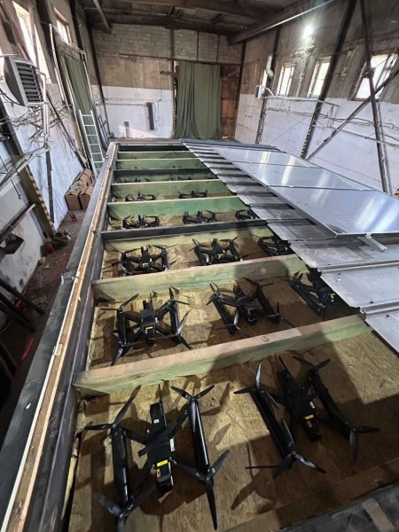 <p style="text-align: justify">1 ივნისს, უკრაინის უსაფრთხოების სამსახურმა რუსეთში ოკუპანტების თვითმფრინავების განადგურების ოპერაცია ჩაატარა. 40-ზე მეტი თვითმფრინავი იქნა განადგურებული, - ინფორმაციას უკრაინული მედია წყაროებზე დაყრდნობით ავრცელებს.</p><p style="text-align: justify">"ამჟამად, უკრაინის უსაფრთხოების სამსახური რუსეთის ფედერაციის ზურგში მტრის ბომბდამშენების თვითმფრინავების განადგურების მასშტაბურ სპეცოპერაციას ატარებს. უკრაინის უსაფრთხოების სამსახურის ხელმძღვანელის მალუკის წყალობით, რუსეთის ფედერაციამ გაიგო სიტყვა "დემილიტარიზაციის“ ნამდვილი მნიშვნელობა“, - განაცხადეს წყაროებმა.</p><p style="text-align: justify">მათი მონაცემებით, SBU-ს დრონები მუშაობენ თვითმფრინავებზე, რომლებიც ყოველ ღამე უკრაინის ქალაქებს ბომბავენ. ამჟამად თვითმფრინავები იწვის "ბელაიას", "დიაგილევოს", "ოლენიას" და "ივანოვოს" აეროდრომებზე.</p><p style="text-align: justify">"ამჟამად ცნობილია, რომ 40-ზე მეტი თვითმფრინავი იქნა განადგურებული, მათ შორის A-50, Tu-95 და Tu-22 M3. ერთ-ერთ ვიდეოში ჩანს, როგორ იწვის "ბელაიას" აეროდრომი და ისმის SBU-ს თავმჯდომარის, გენერალ-ლეიტენანტი ვასილ მალიუკის ხმა, რომელიც "აფეთქებაზე“ კომენტარს აკეთებს“, - აცხადებენ წყაროები.</p><p style="text-align: justify">წყაროების ცნობით, ოპერაციას პირადად აკონტროლებდა უკრაინის პრეზიდენტი, უმაღლესი მთავარსარდალი ვოლოდიმირ ზელენსკი და გეგმა განხორციელდა უკრაინის უსაფრთხოების სამსახურის უფროსის ვასილ მალიუკის და მისი თანამშრომლების მიერ.</p><p style="text-align: justify">ოპერაცია ლოგისტიკური თვალსაზრისით უაღრესად რთული იყო. უსაფრთხოების სამსახურმა რუსეთში ჯერ FPV დრონები გაგზავნა, შემდეგ კი მობილური ხის სახლები. მოგვიანებით, რუსეთის ფედერაციის ტერიტორიაზე, დრონები სახლების სახურავების ქვეშ დამალეს, რომლებიც უკვე სატვირთო მანქანებზე იყო განთავსებული.</p><p style="text-align: justify">შესაფერის მომენტში, სახლების სახურავები დისტანციურად გაიხსნა და დრონები რუსული ბომბდამშენების დასარტყმელად გაფრინდნენ.</p><p style="text-align: justify">SBU-ს წყაროები ხაზს უსვამენ, რომ ამ ისტორიულ სპეცოპერაციაში მონაწილე ადამიანები დიდი ხანია, უკრაინაში იმყოფებიან. ასე რომ, თუ რუსი დიქტატორის ვლადიმერ პუტინის რეჟიმი ვინმეს დაპატიმრებით შოუს მოაწყობს, ეს კიდევ ერთი წარმოდგენა იქნება შიდა აუდიტორიისთვის.</p><p style="text-align: justify">ამ უნიკალური სპეცოპერაციის შედეგად მტრის ავიაციას წინასწარი მონაცემებით, 2 მილიარდ დოლარზე მეტი ზარალი მიადგა.</p>