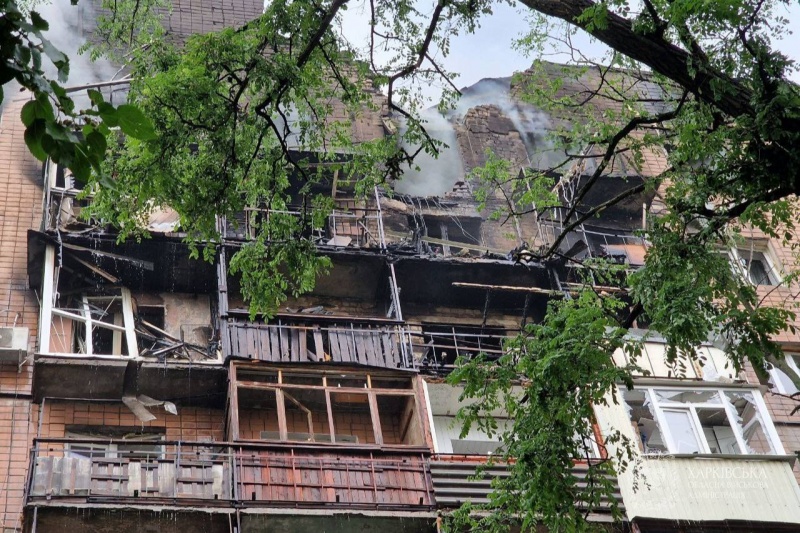 <p style="text-align: justify">7 ივნისის ღამეს რუსმა ოკუპანტებმა ხარკოვზე მთელი სრულმასშტაბიანი ომის განმავლობაში ყველაზე ძლიერი თავდასხმა განახორციელეს. დაბომბვამ ხანძარი გამოიწვია, არის მსხვერპლი და ნგრევა.</p><p style="text-align: justify">"წინასწარი მონაცემებით, ხარკოვის ტერორისტული დაბომბვის შედეგად, ამ წუთის მონაცემებით, ზიანი მიადგა 18 საცხოვრებელ კორპუსს (სამი მათგანის კონსტრუქცია დაზიანდა) და 13 კერძო სახლი“, - წერს ქალაქის მერი იგორ ტერეხოვი.</p><p style="text-align: justify">ხარკოვის რეგიონული სამხედრო ადმინისტრაციის ხელმძღვანელის ოლეგ სინეგუბოვის ინფორმაციით, სამოქალაქო საწარმოს ტერიტორიაზე 40 უპილოტო საფრენი აპარატის, 4 KAB-ის და 1 რაკეტის დაცემის შედეგად, 10,000 კვადრატული მეტრის ფართობზე ხანძარი გაჩნდა.</p><p style="text-align: justify">"დარტყმები ოთხი სახელოსნოს შენობაზე დაფიქსირდა. შესაძლოა, ნანგრევების ქვეშ ადამიანები იყვნენ“, - წერს სინეგუბოვი.</p><p style="text-align: justify">წინასწარი მონაცემებით, რუსების თავდასხმის შედეგად სამი ადამიანი დაიღუპა, 17 დაშავდა, მათ შორის ორი ბავშვი - 14 წლის გოგონა და 1,5 თვის ჩვილი.</p><p>&nbsp;</p>